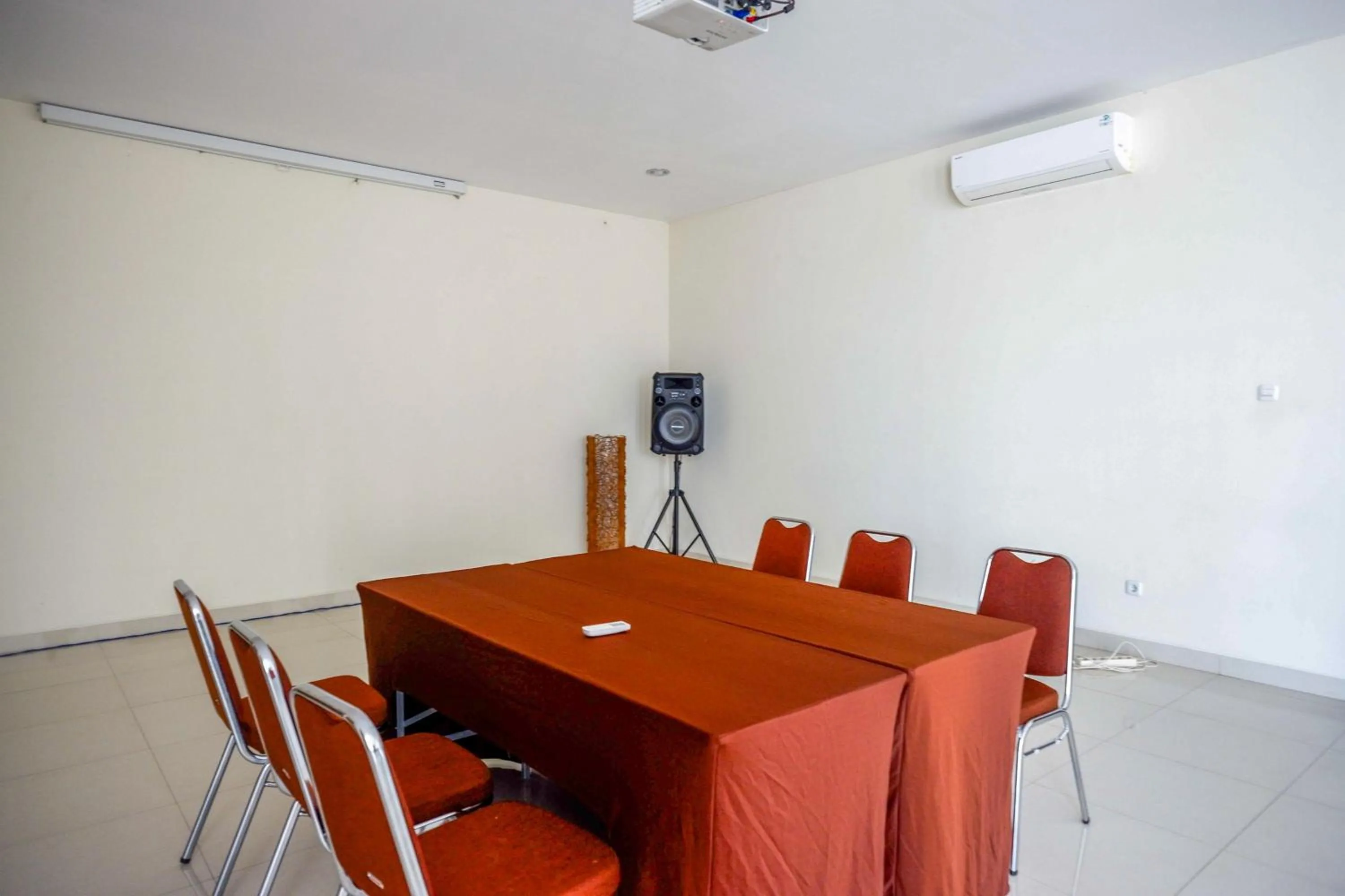 Meeting/conference room in Sans Hotel Nagari Malioboro