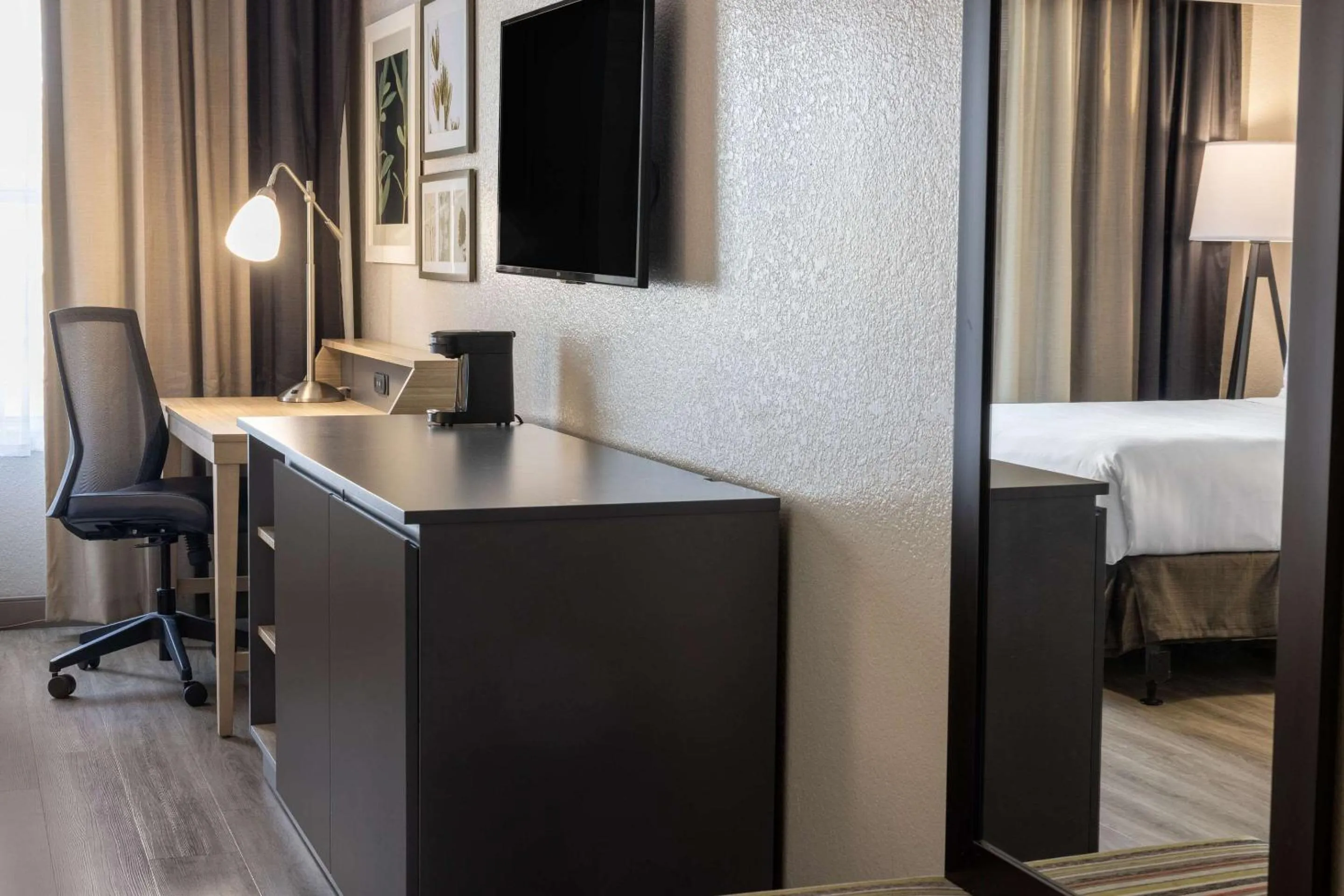 Bedroom in Country Inn & Suites by Radisson, Valdosta, GA