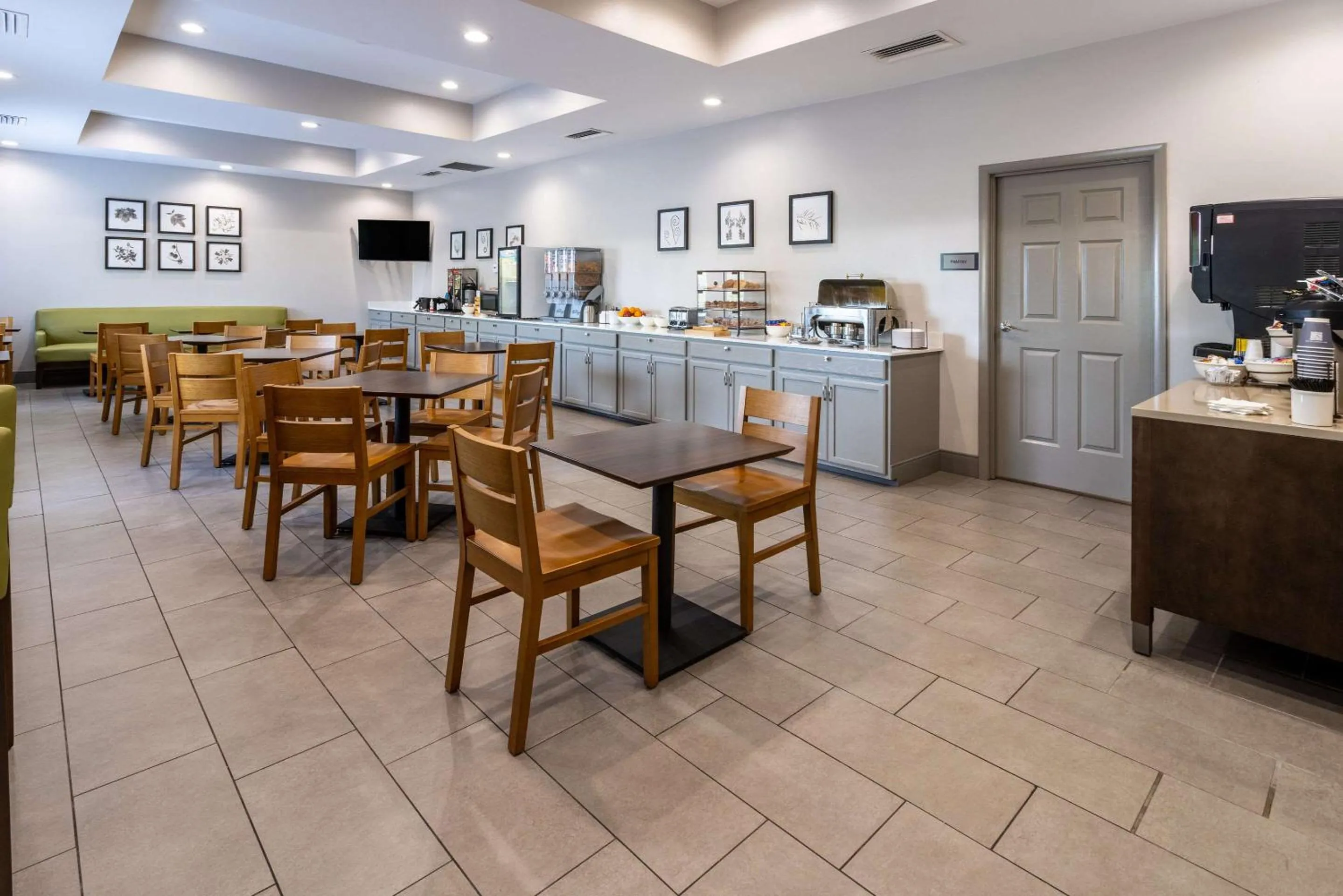 Breakfast in Country Inn & Suites by Radisson, Valdosta, GA