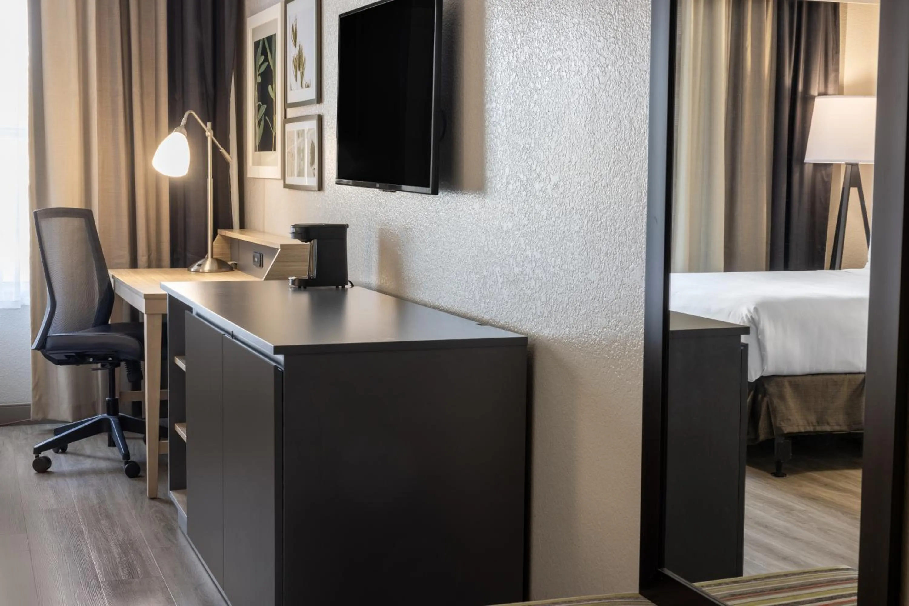 Bedroom in Country Inn & Suites by Radisson, Valdosta, GA