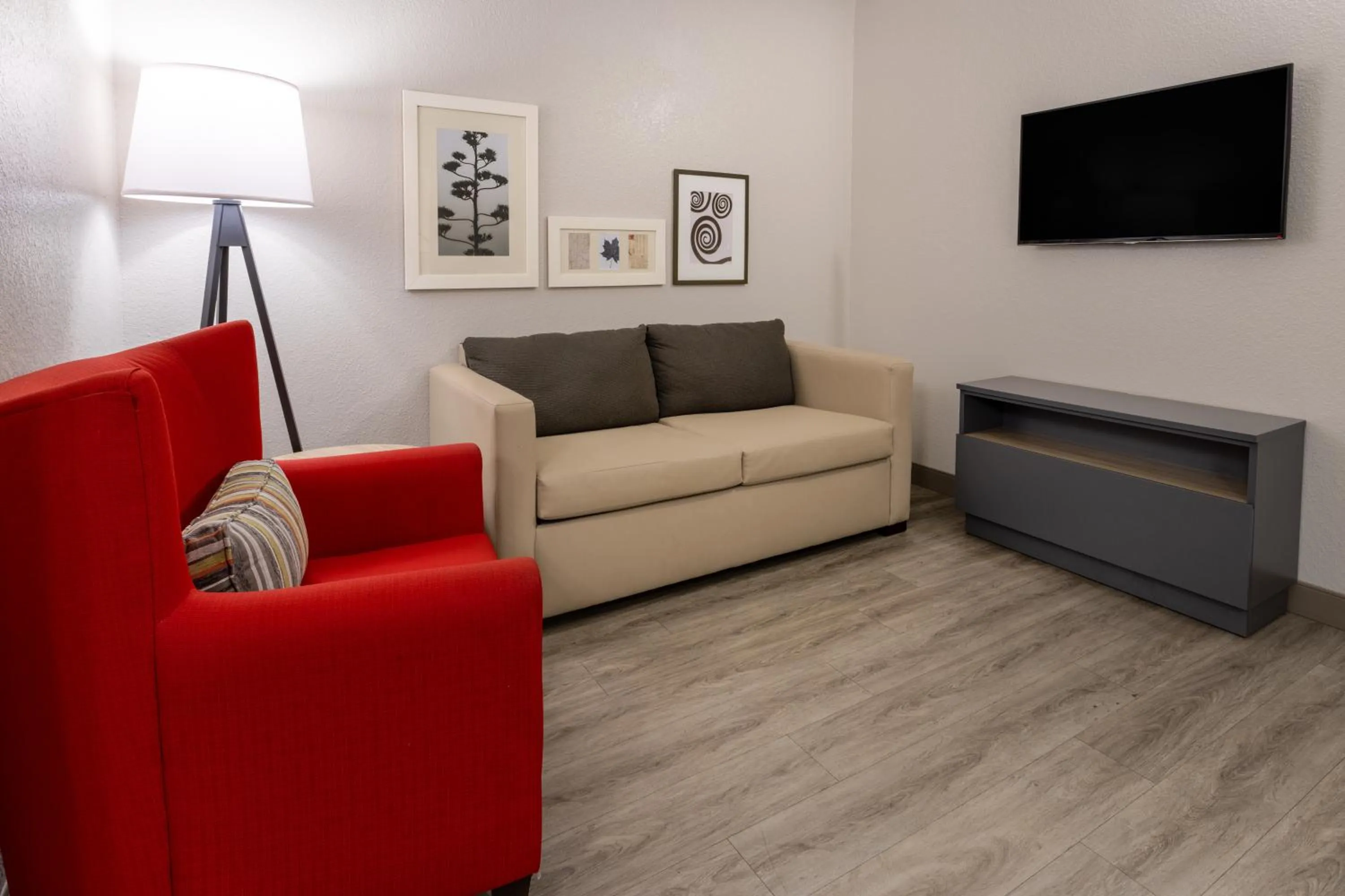 Living room in Country Inn & Suites by Radisson, Valdosta, GA