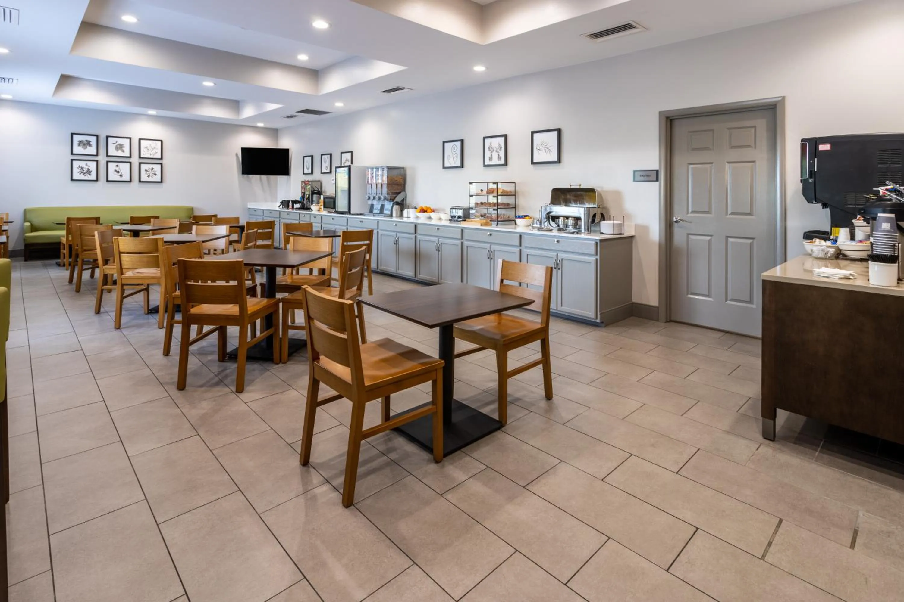 Breakfast in Country Inn & Suites by Radisson, Valdosta, GA