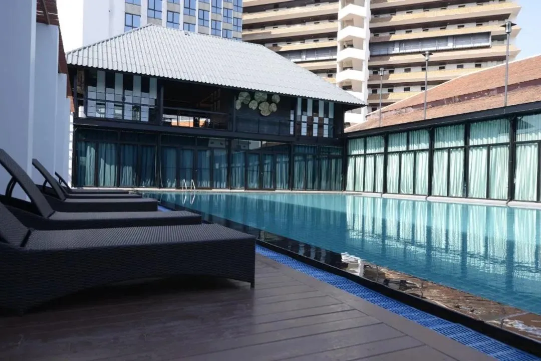 Swimming pool in Napalai Hotel