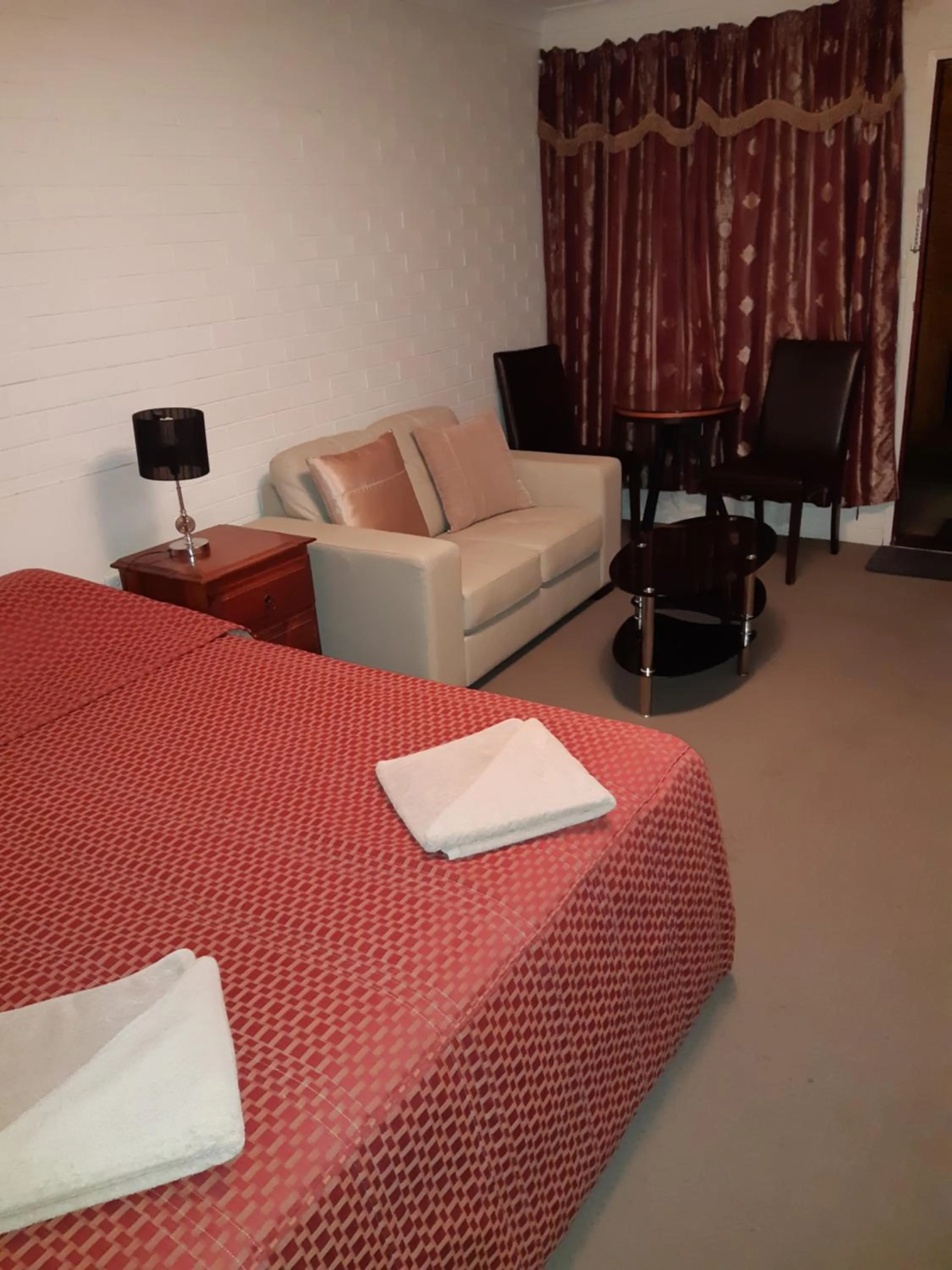 Bed in Colonial Inn Motel