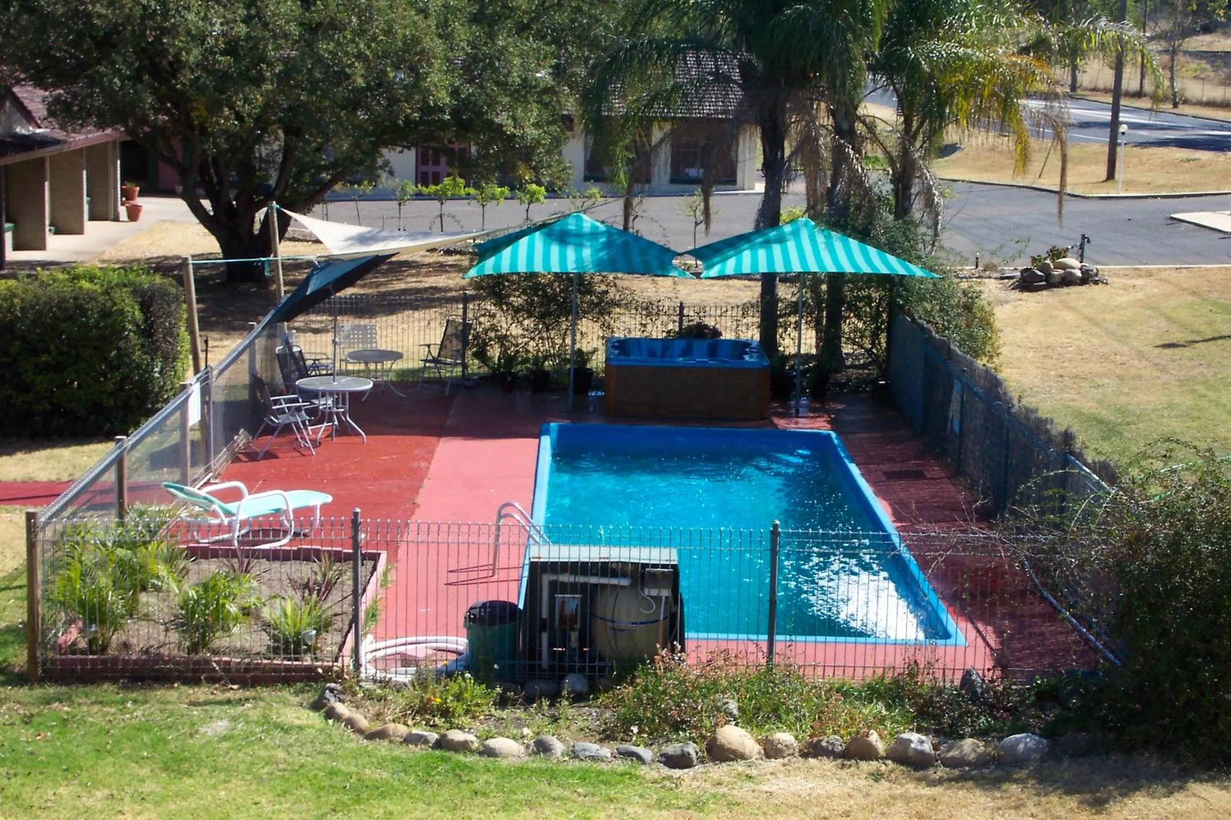 Swimming pool in Colonial Inn Motel