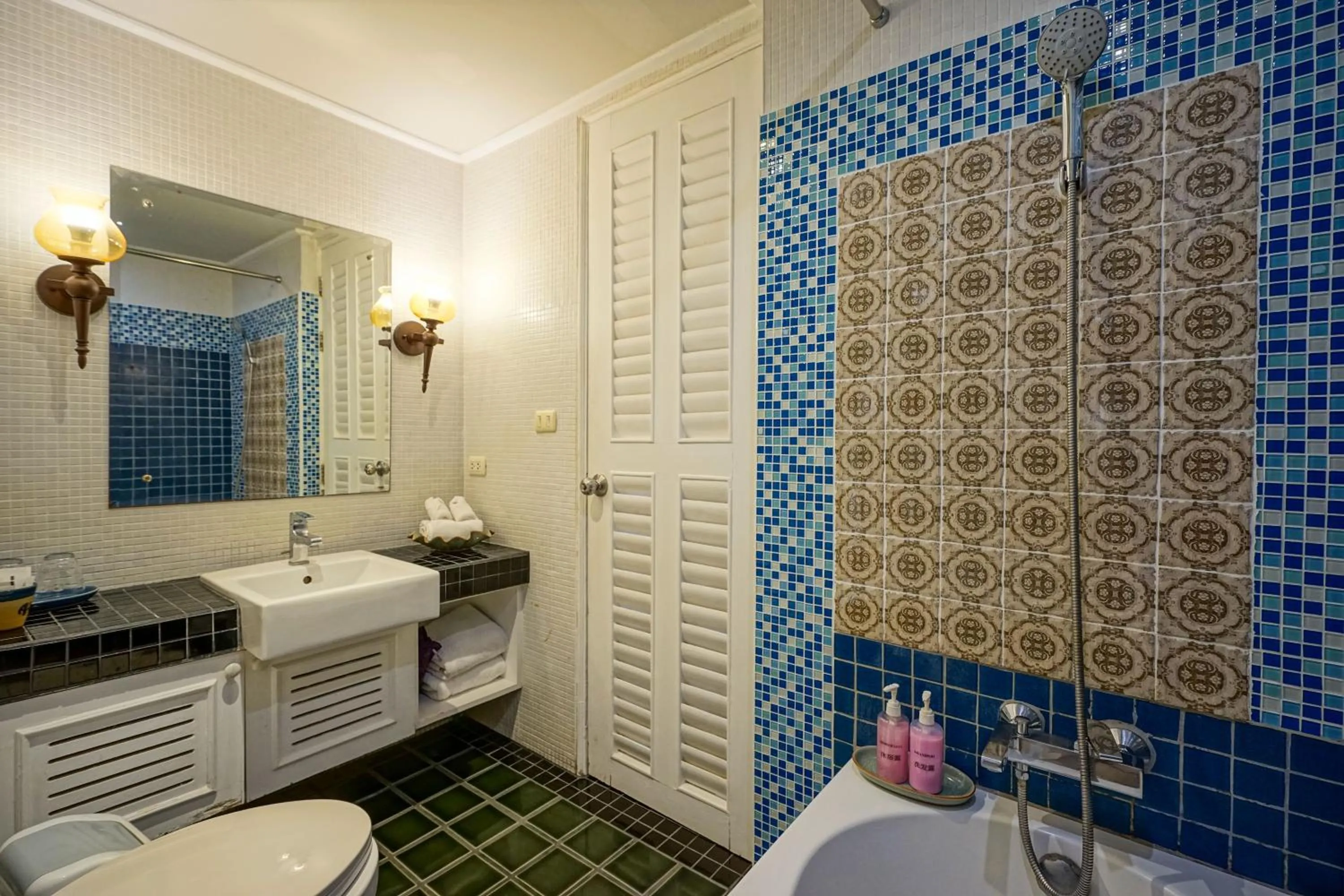 Toilet in At Pingnakorn Nimman Hotel