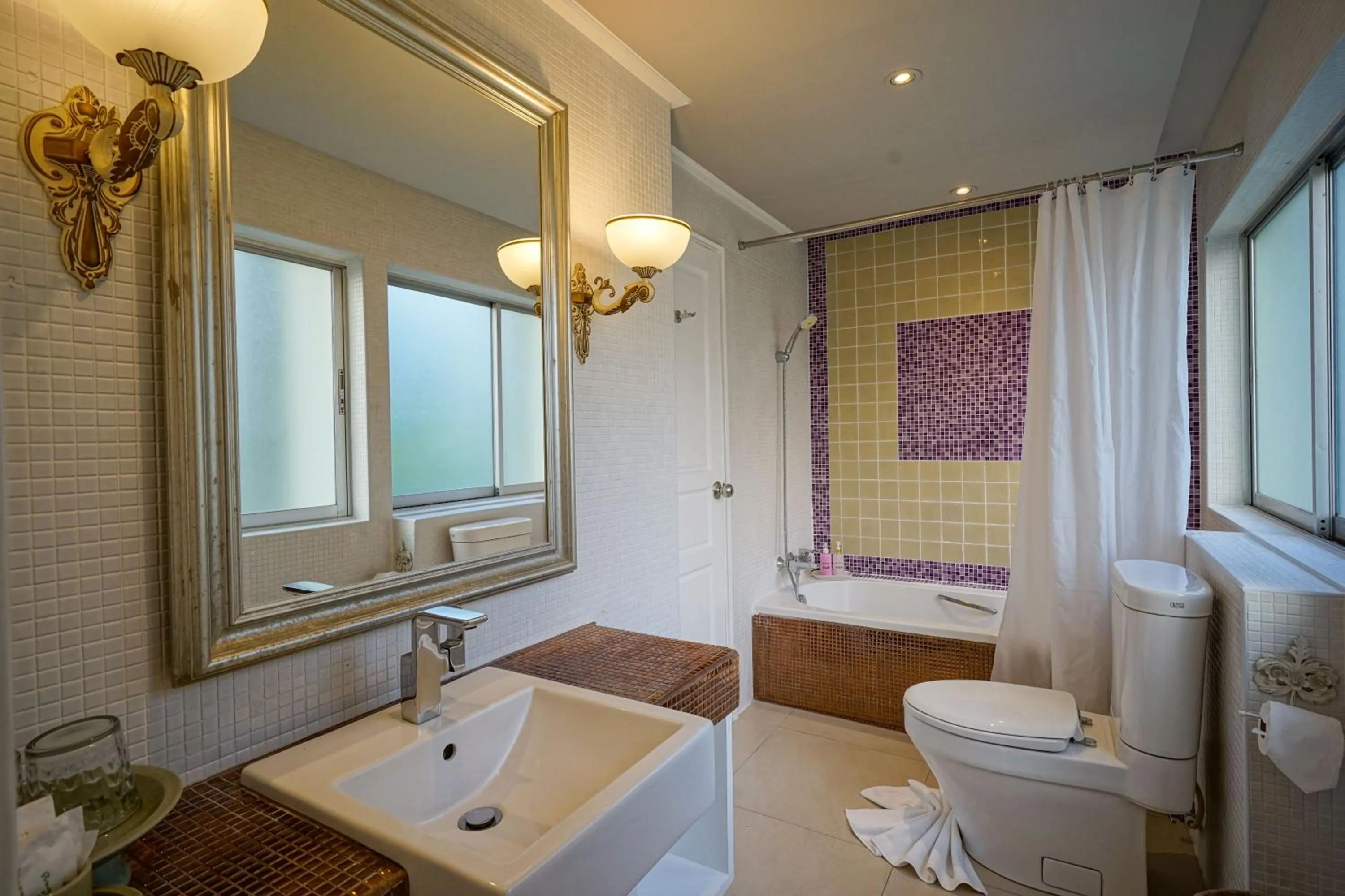 Shower in At Pingnakorn Nimman Hotel