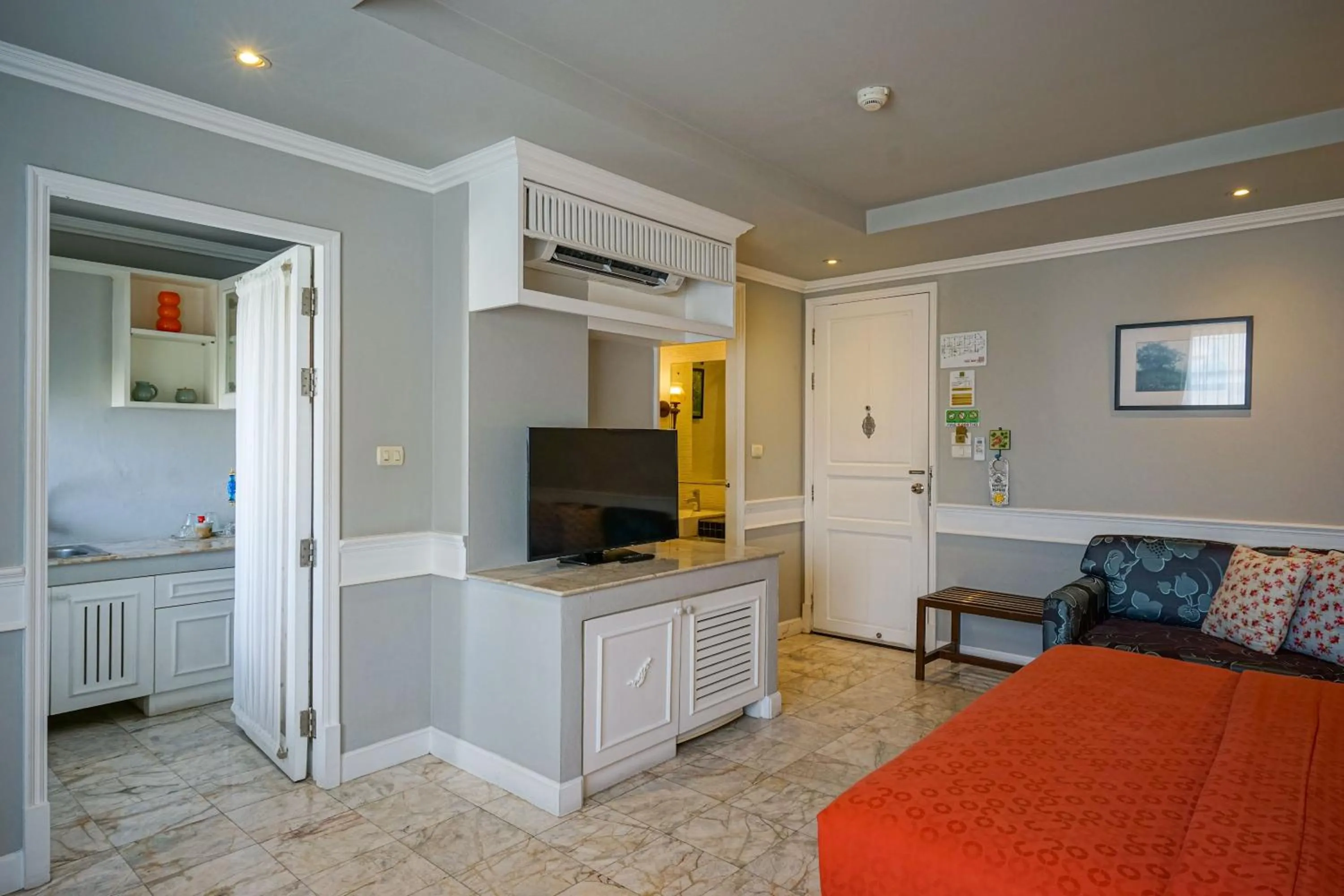 Photo of the whole room in At Pingnakorn Nimman Hotel