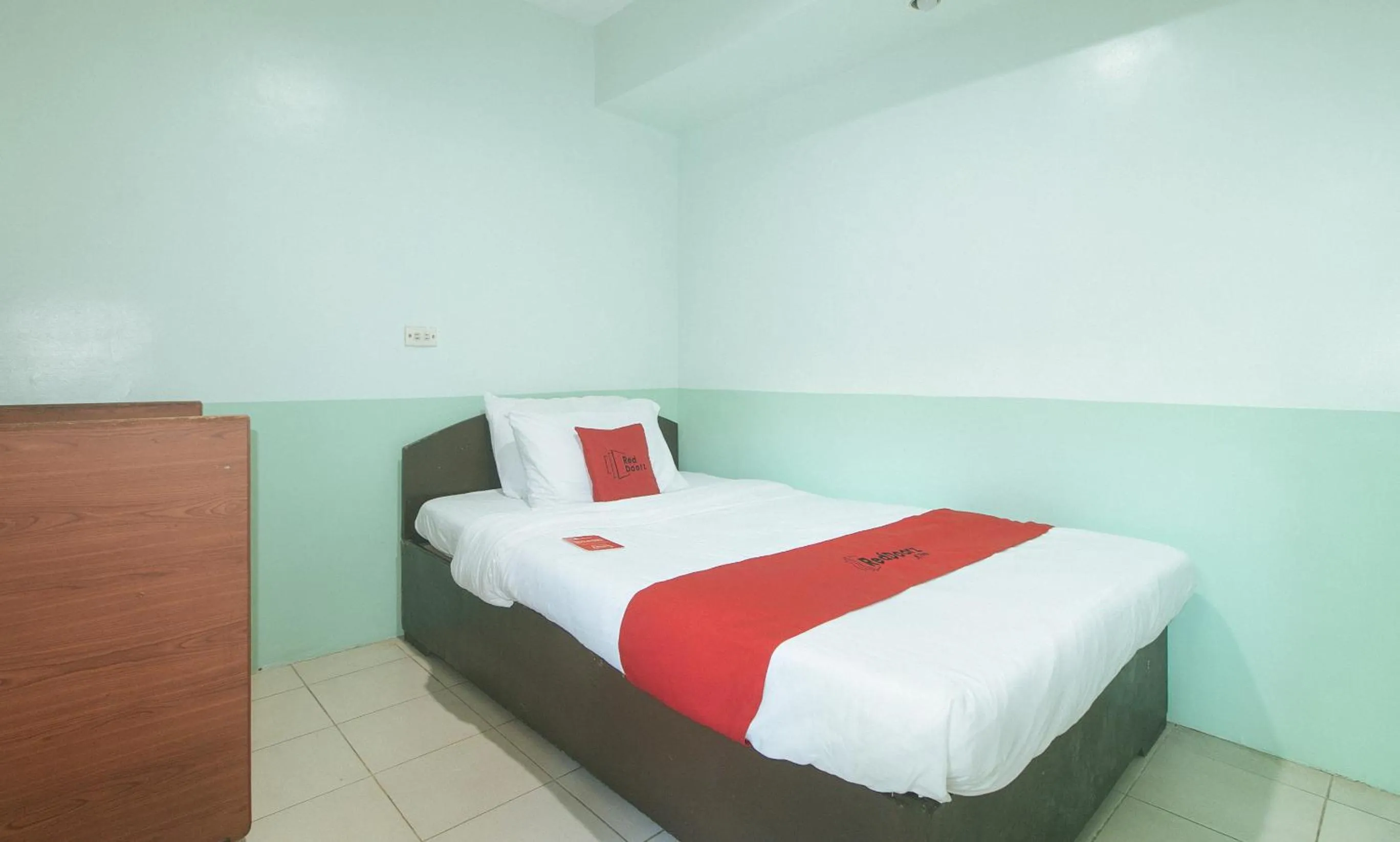 Bed in RedDoorz at Maanyag Pension House Mandaue