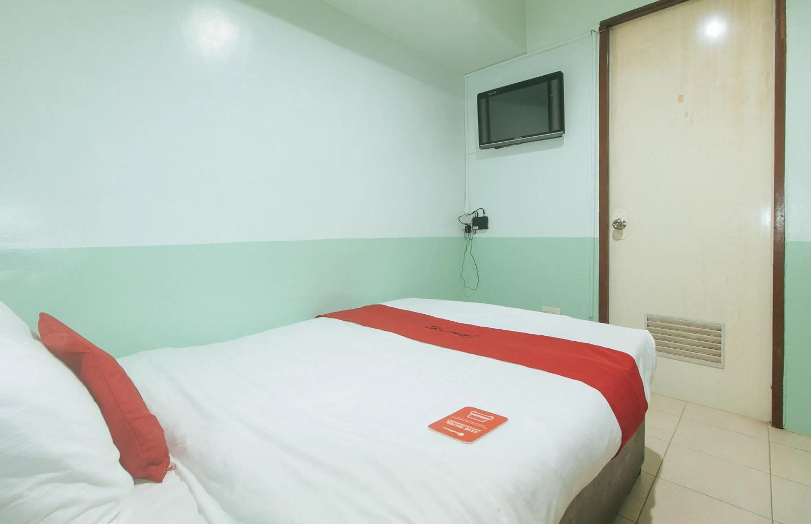 Bed in RedDoorz at Maanyag Pension House Mandaue