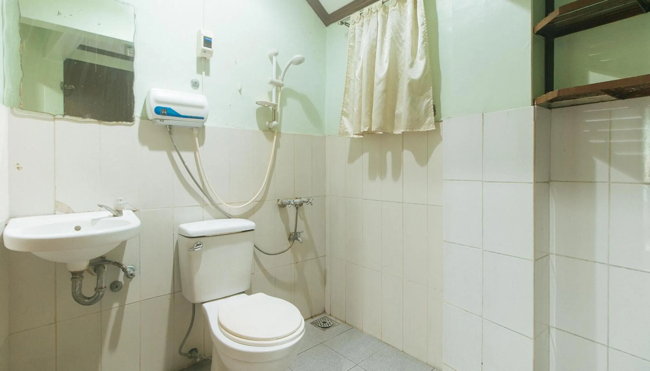 Shower in RedDoorz at Maanyag Pension House Mandaue