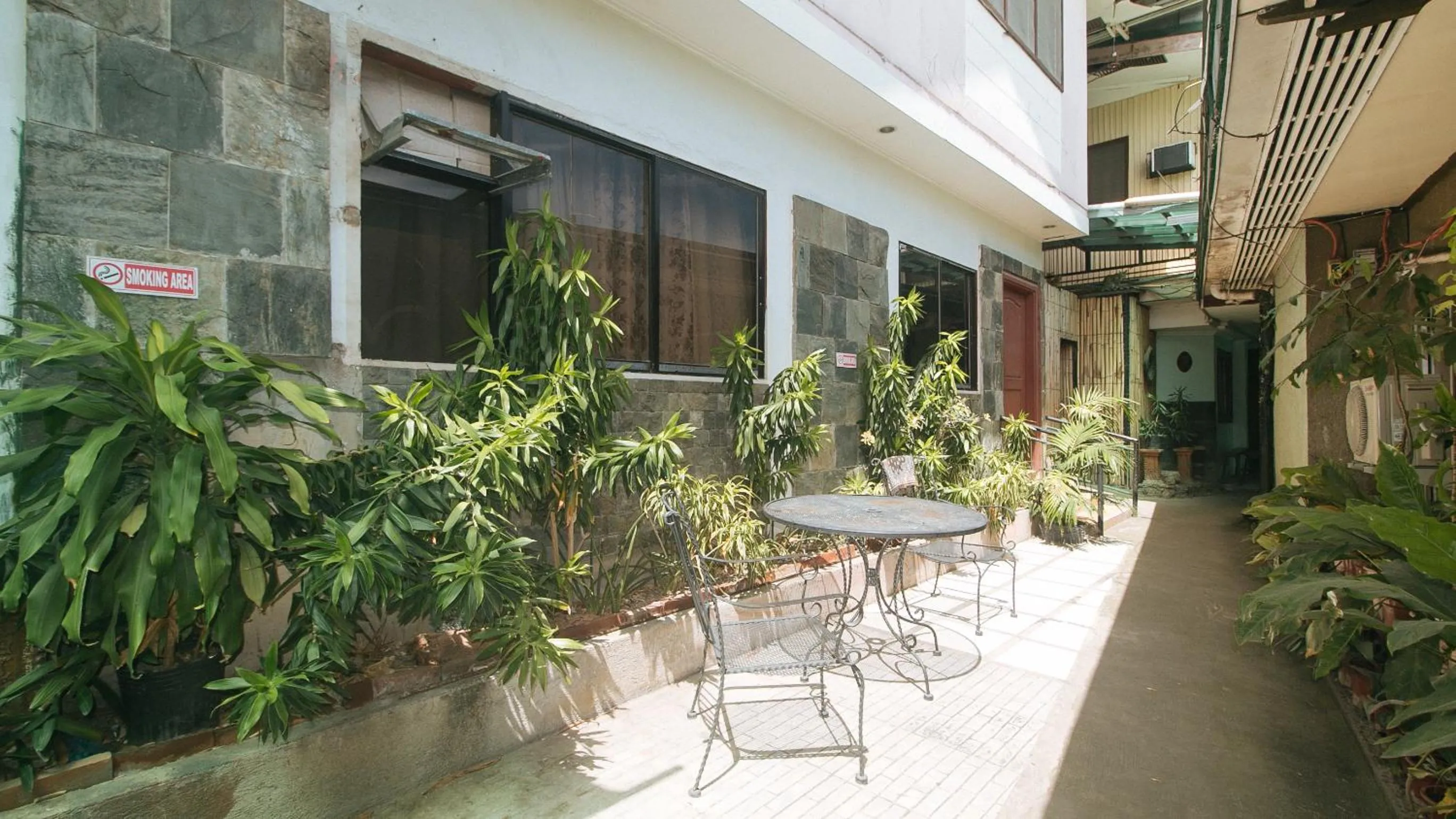 Property building in RedDoorz at Maanyag Pension House Mandaue