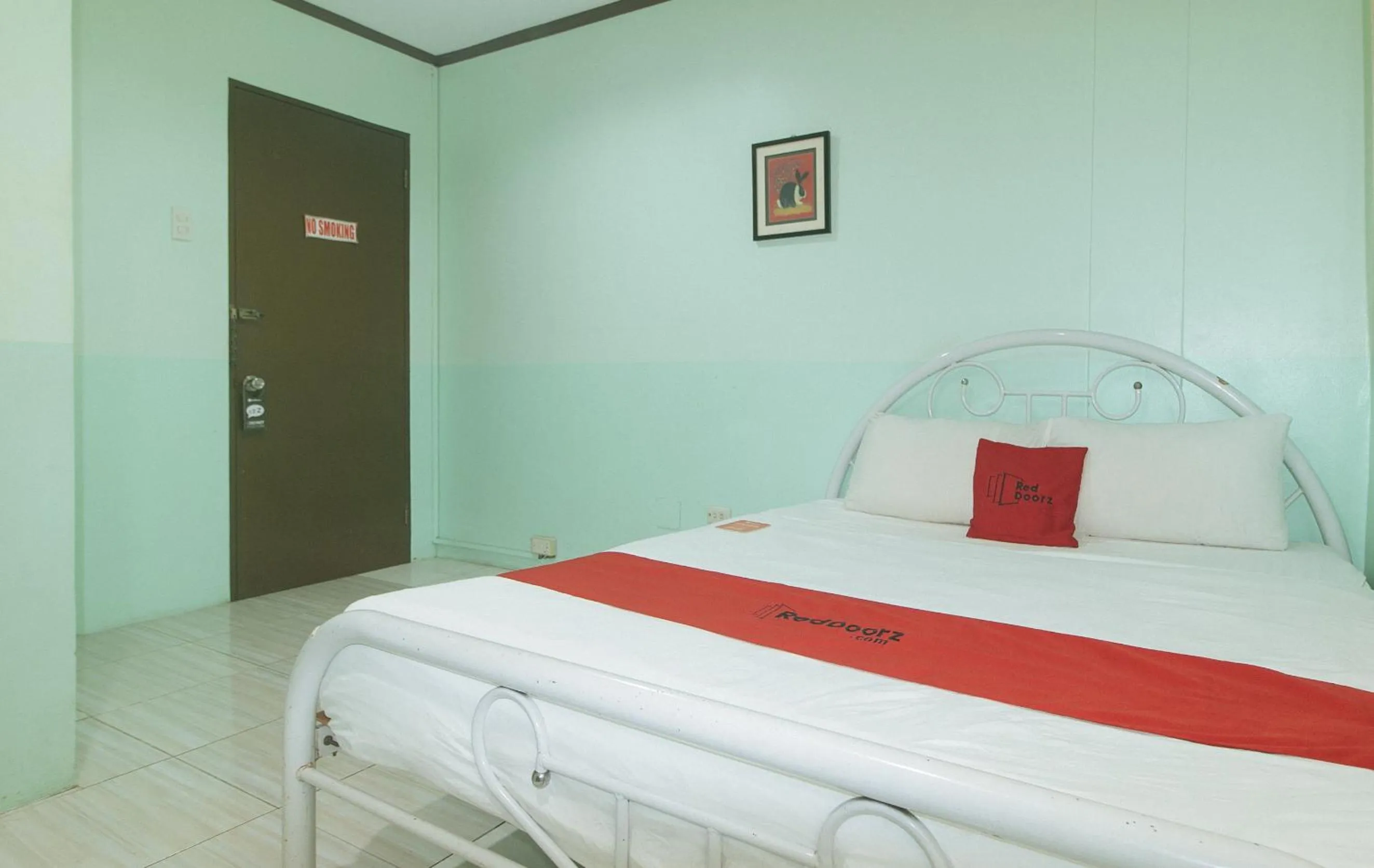 Bed in RedDoorz at Maanyag Pension House Mandaue