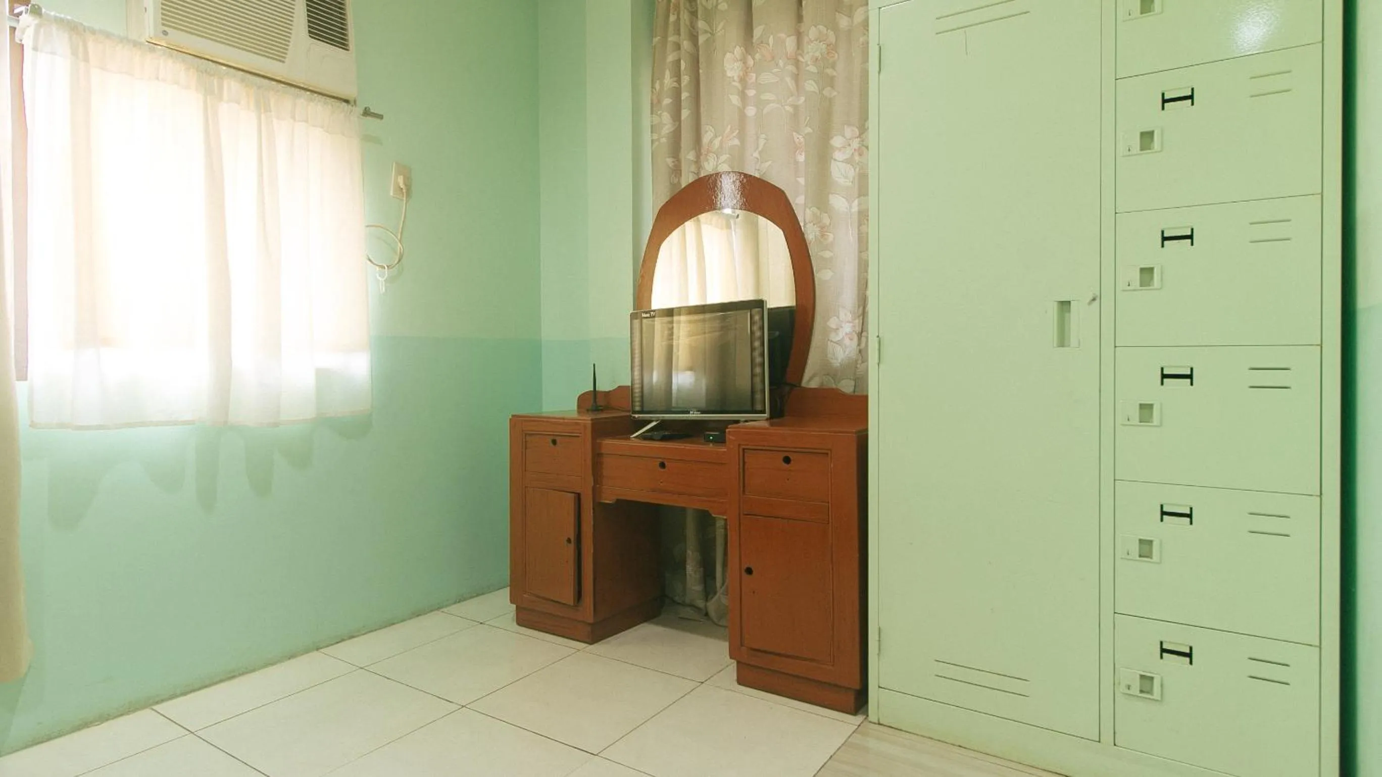 wardrobe in RedDoorz at Maanyag Pension House Mandaue