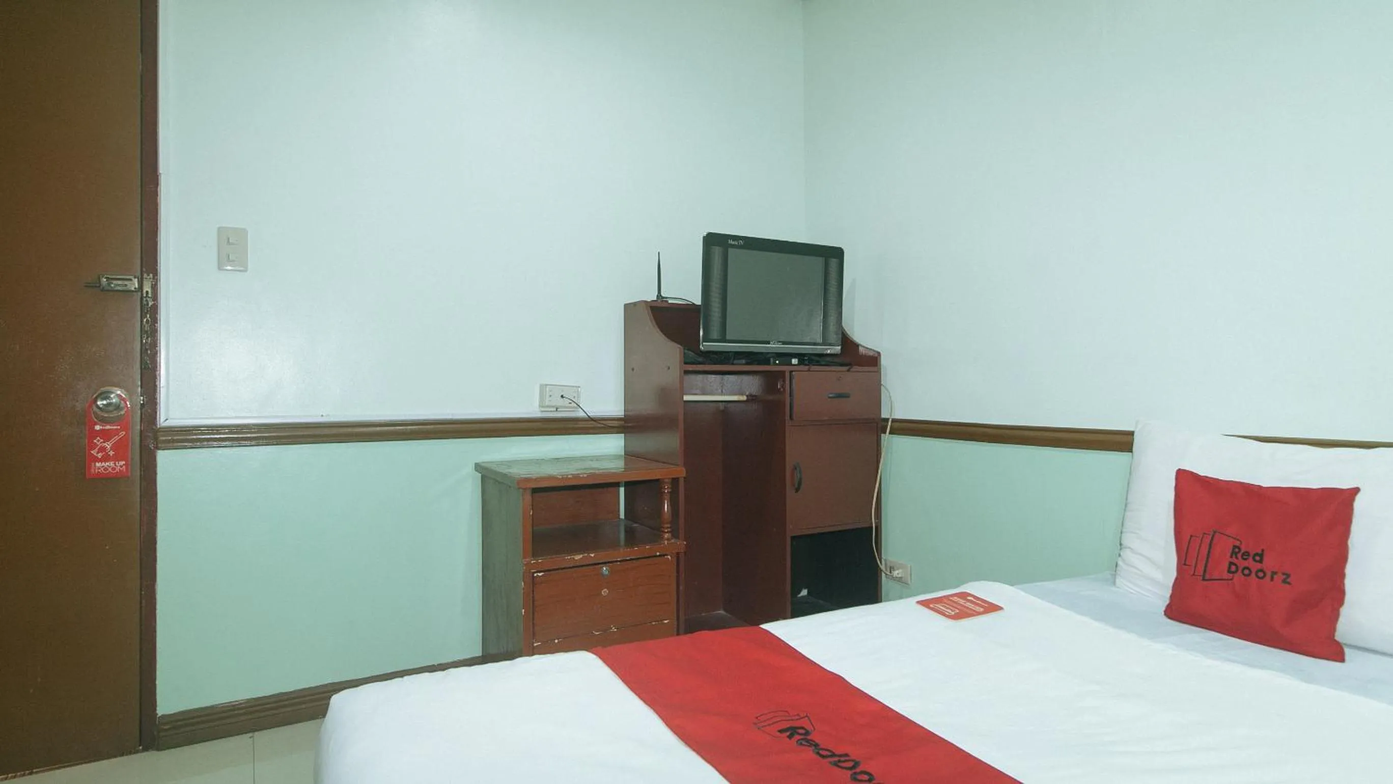 TV and multimedia, Bed in RedDoorz at Maanyag Pension House Mandaue