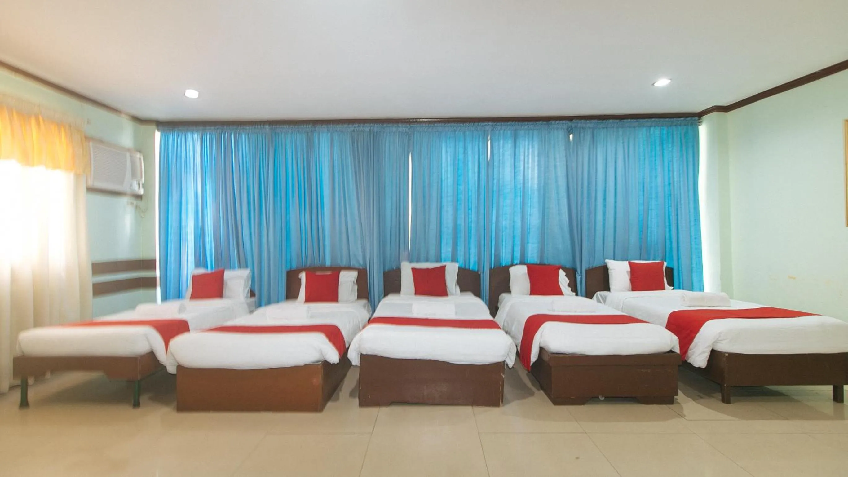 Bed in RedDoorz at Maanyag Pension House Mandaue