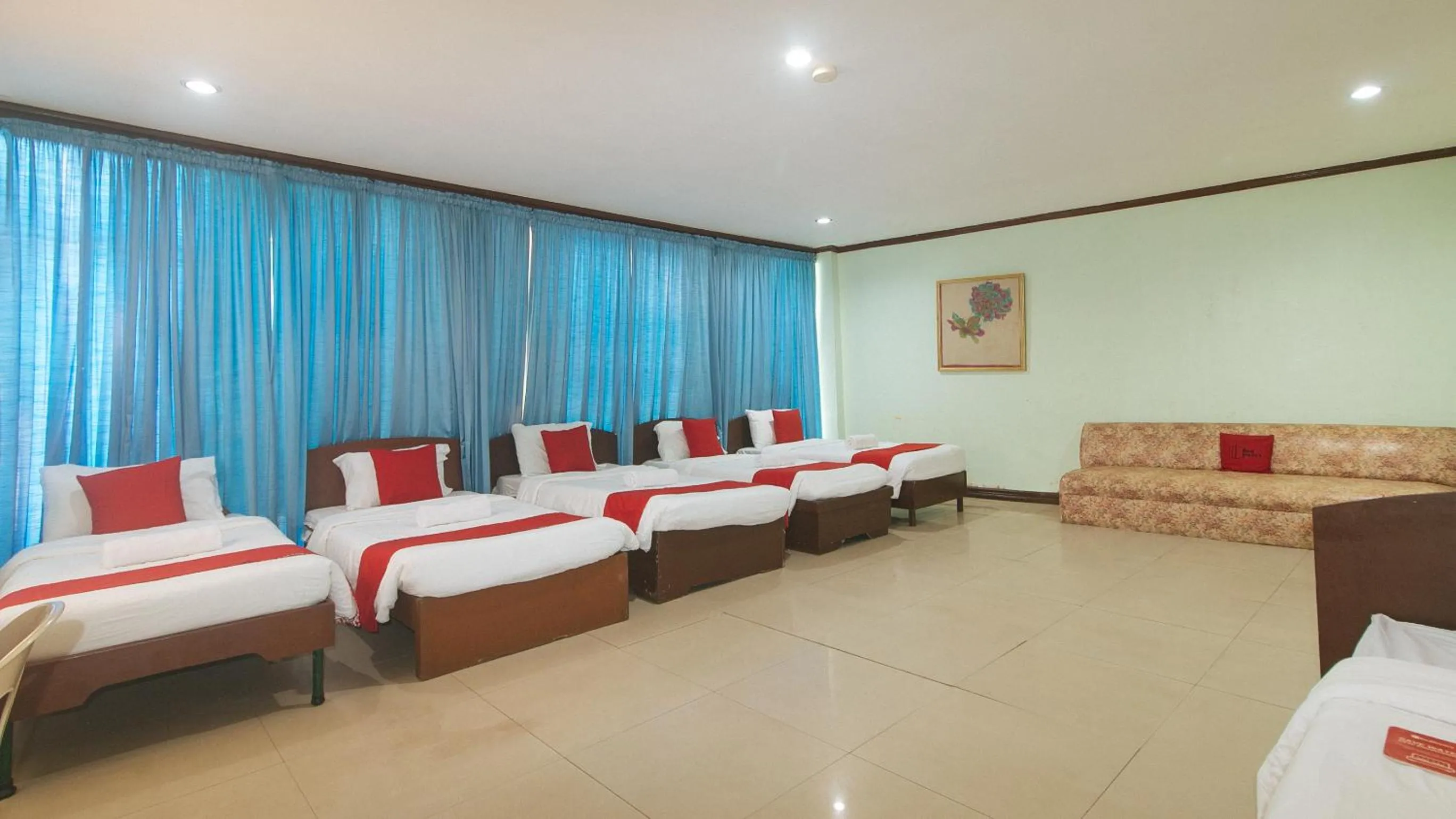 Bed in RedDoorz at Maanyag Pension House Mandaue