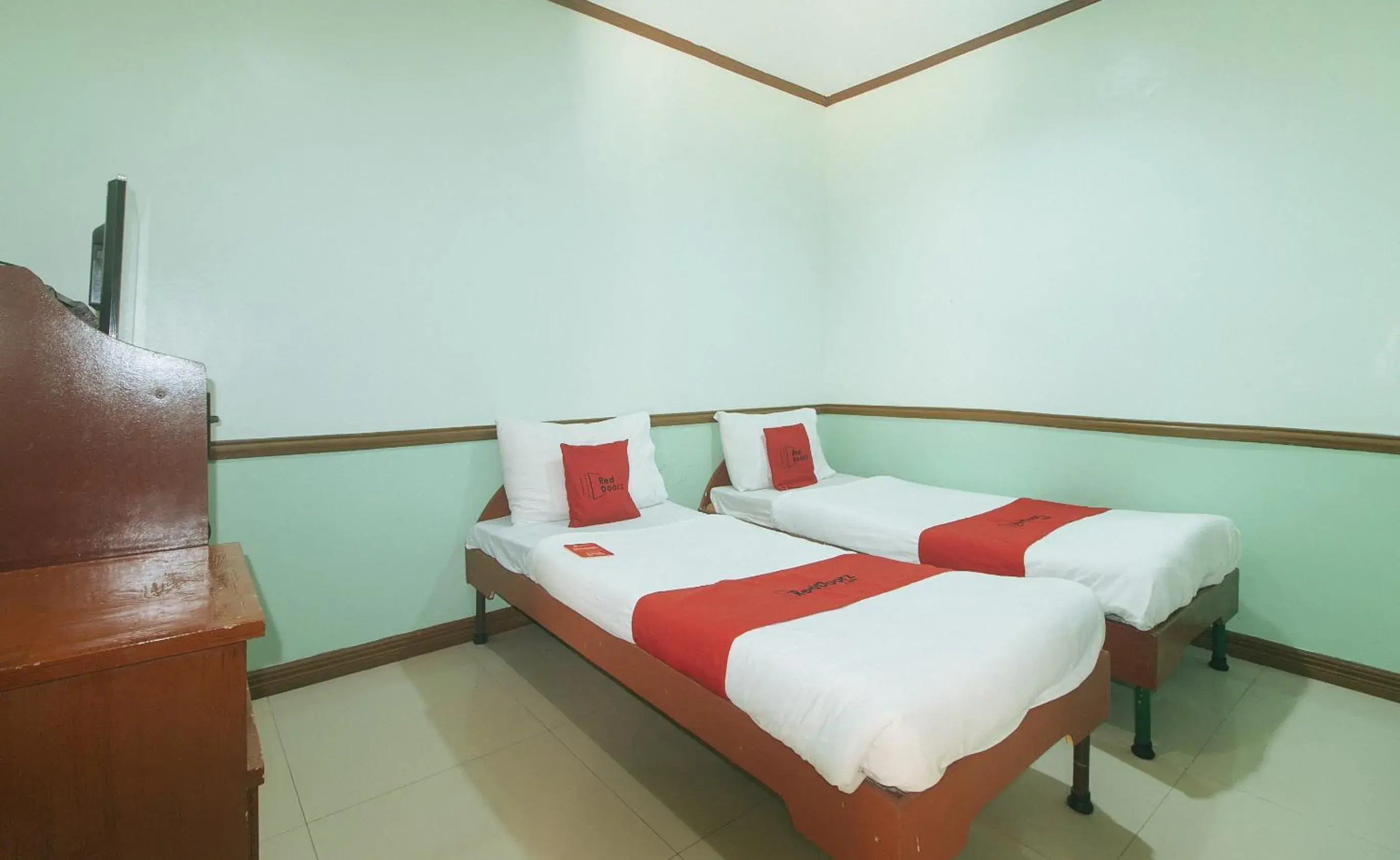 Twin Room in RedDoorz at Maanyag Pension House Mandaue Twin Room in RedDoorz at Maanyag Pension House Mandaue