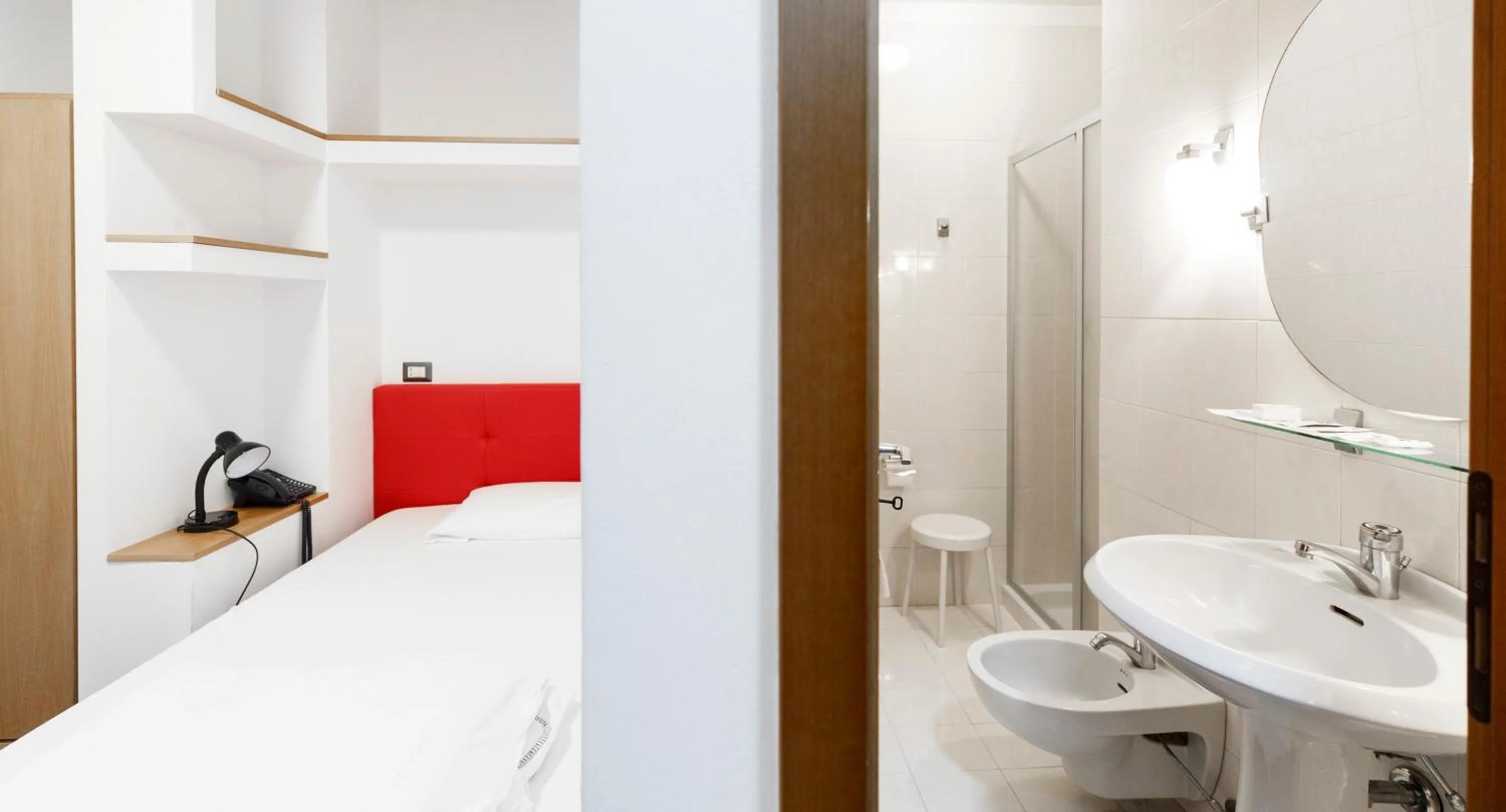 Shower, Bed in Hotel Sole Holiday