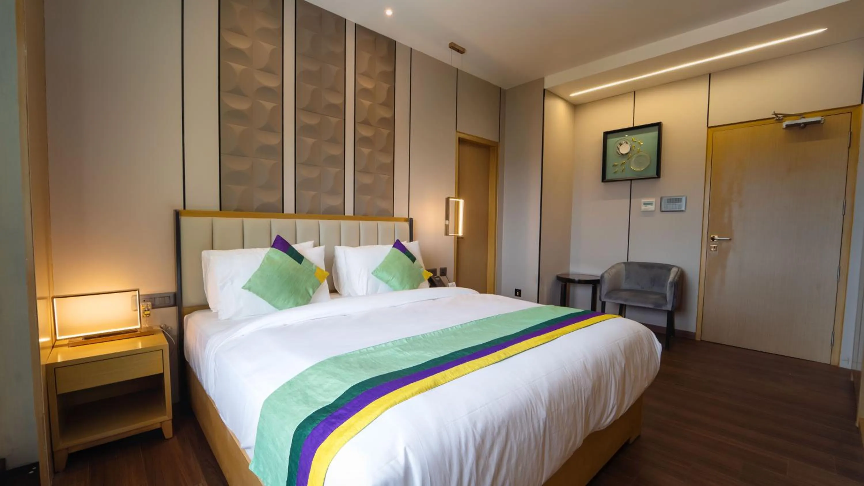 Bedroom, Bed in Treebo Kingsbury Fiesta Vellore