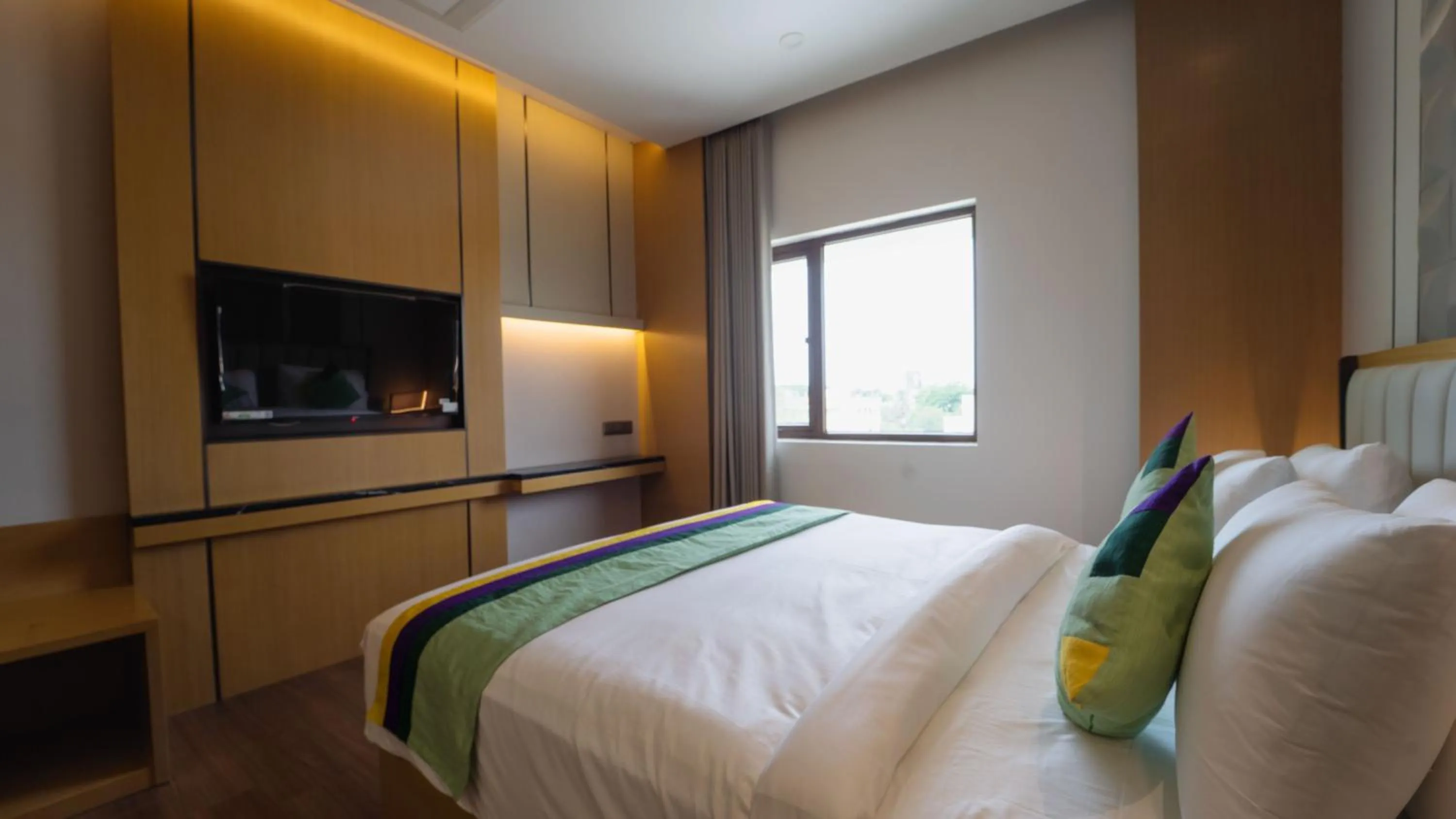 Bedroom, Bed in Treebo Kingsbury Fiesta Vellore