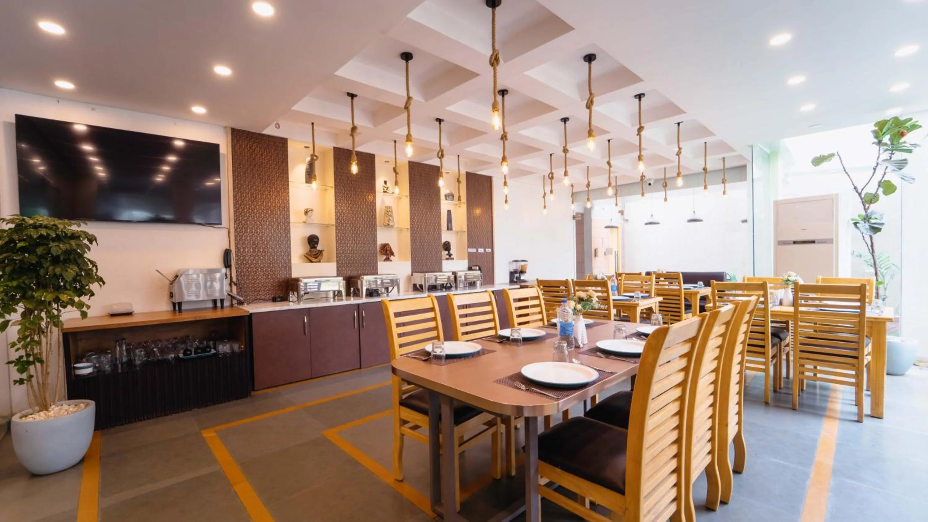 Restaurant/places to eat in Treebo Kingsbury Fiesta Vellore