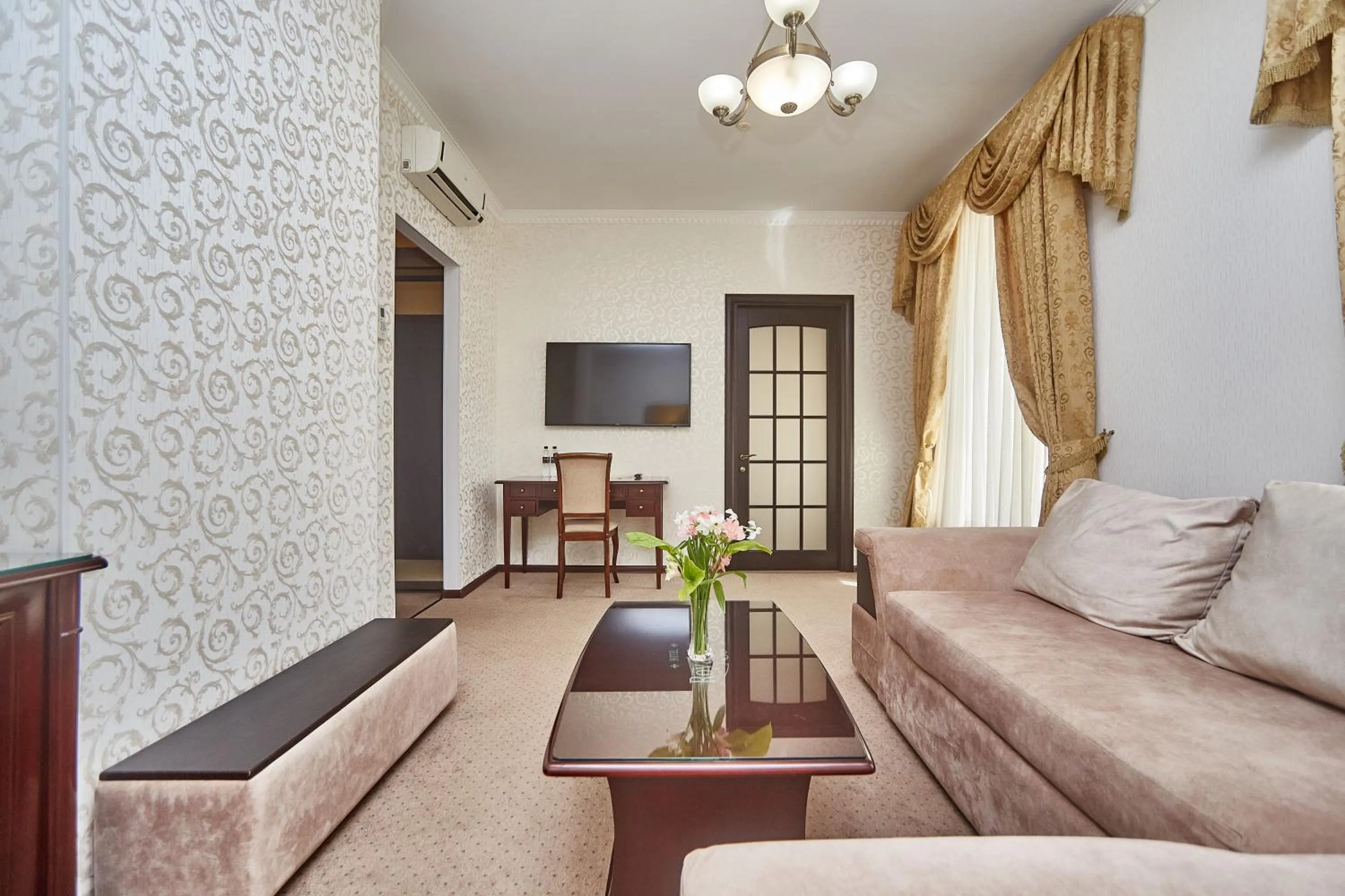 TV and multimedia in Royal Street Hotel