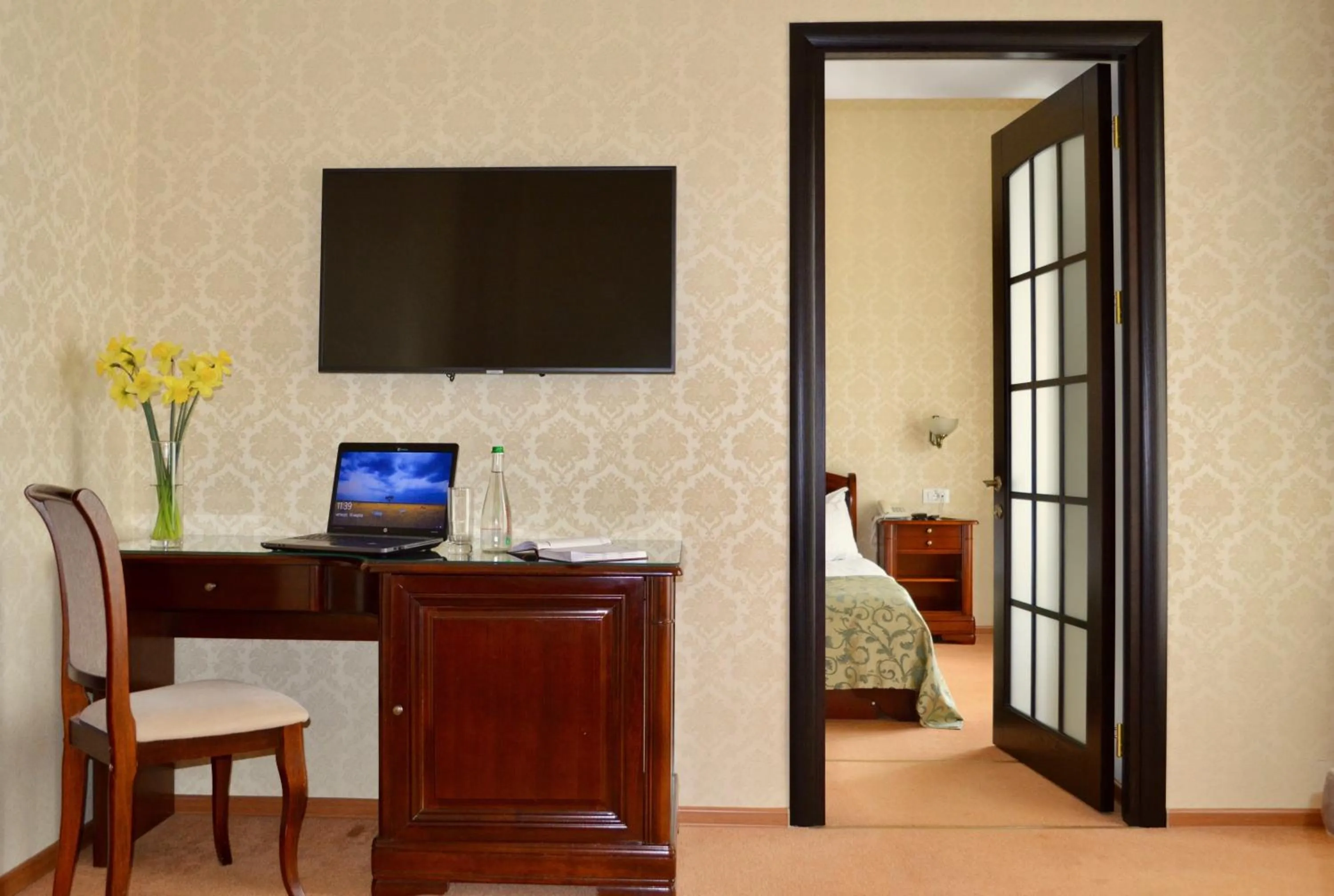 Communal lounge/ TV room in Royal Street Hotel