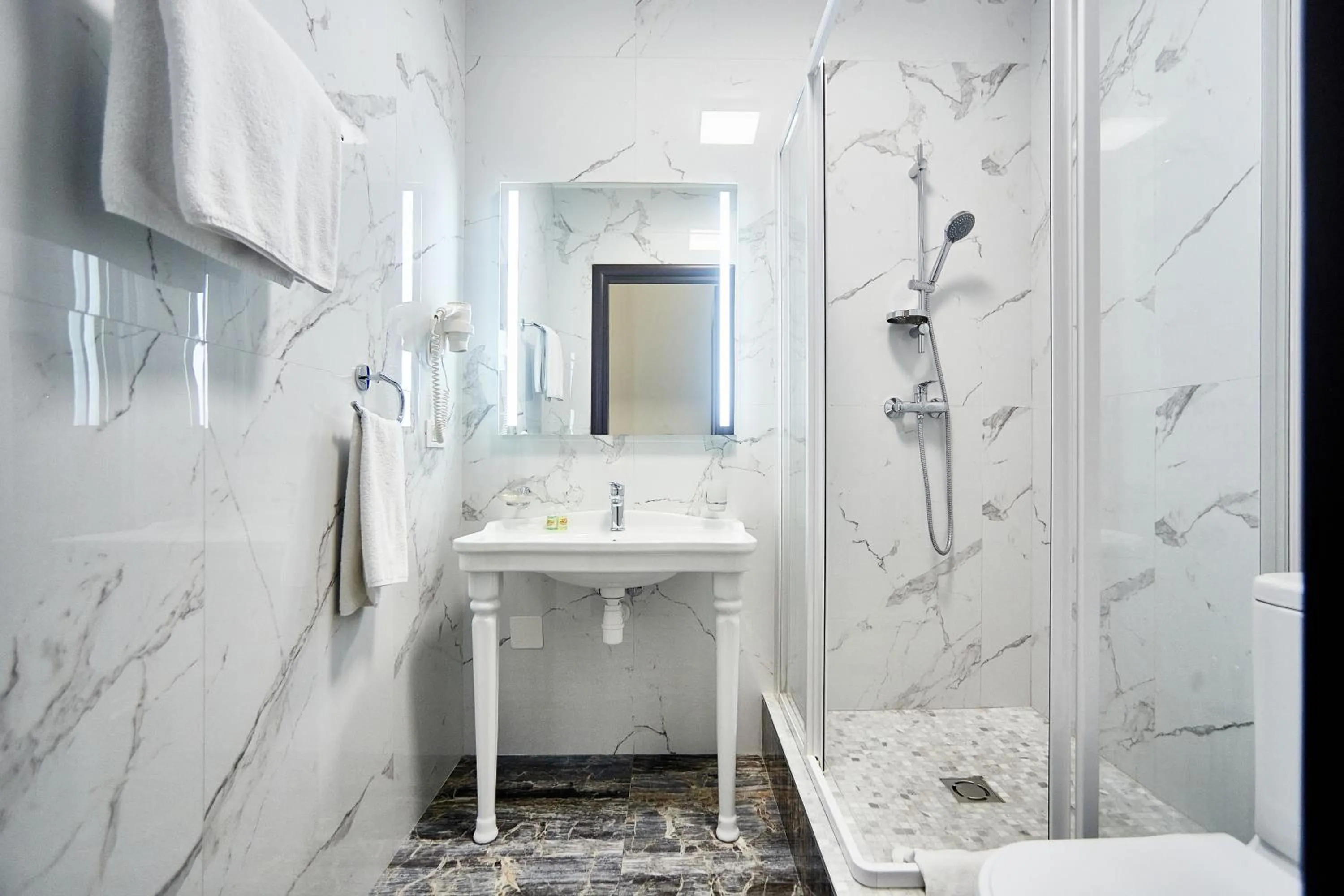 Shower in Royal Street Hotel