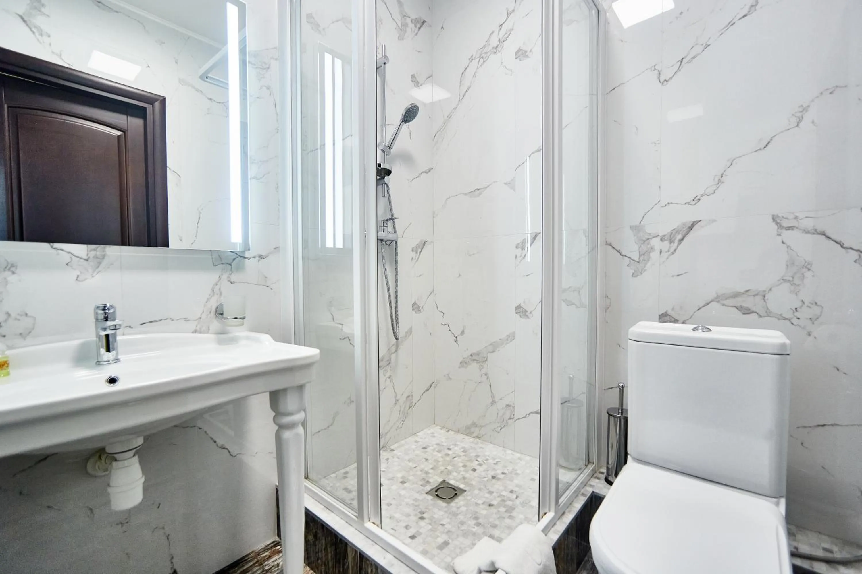 Shower in Royal Street Hotel