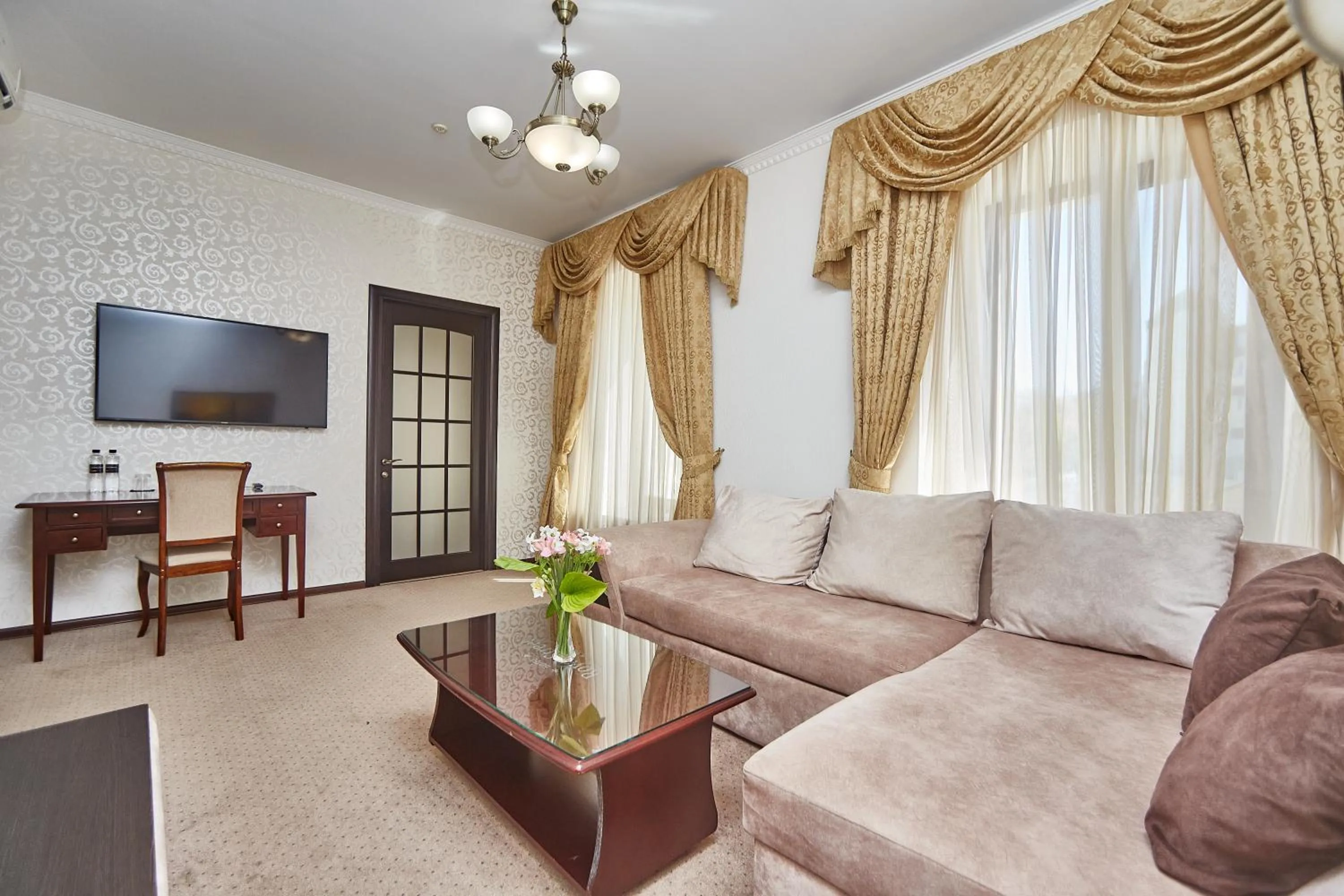 Photo of the whole room in Royal Street Hotel
