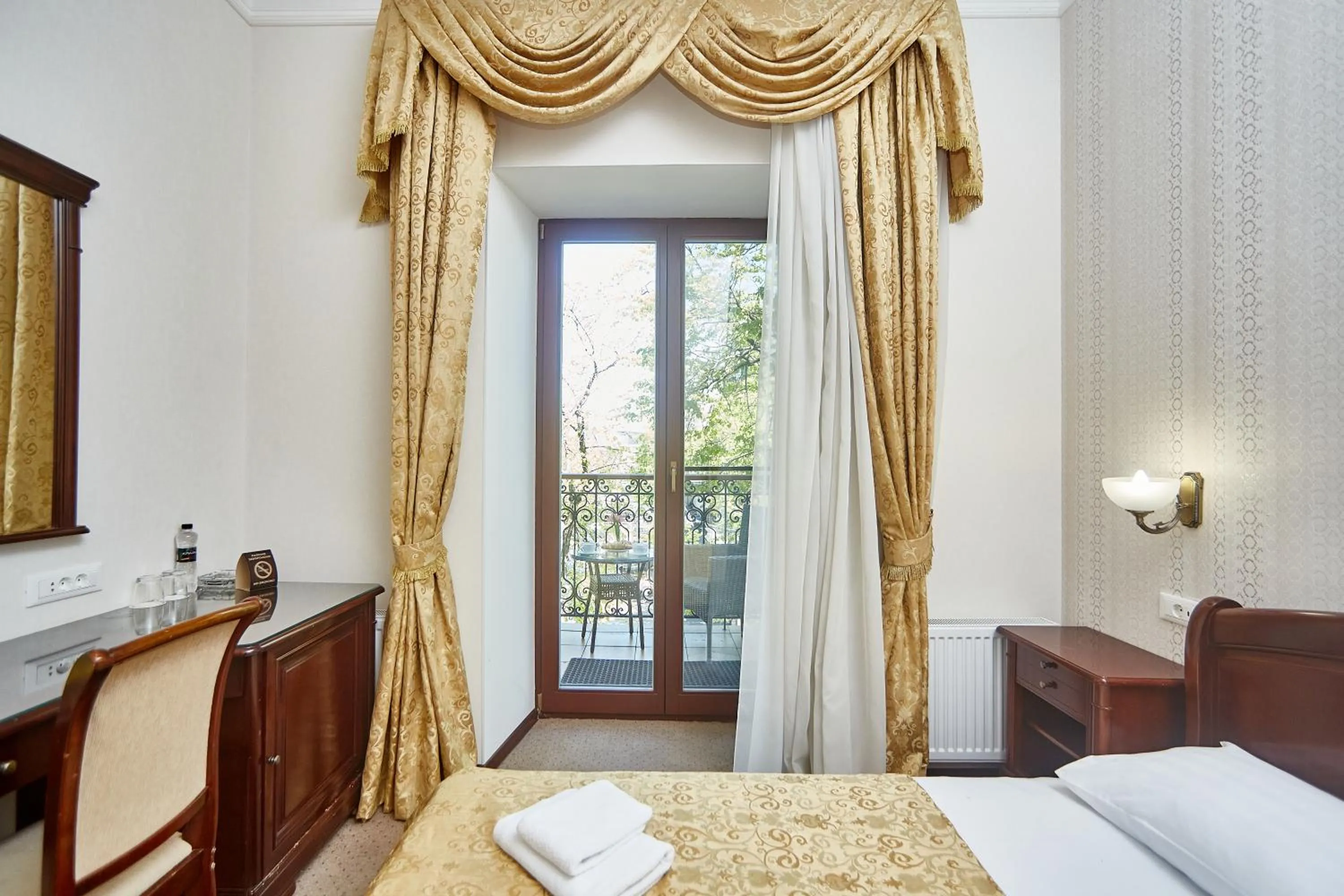Photo of the whole room, Bed in Royal Street Hotel