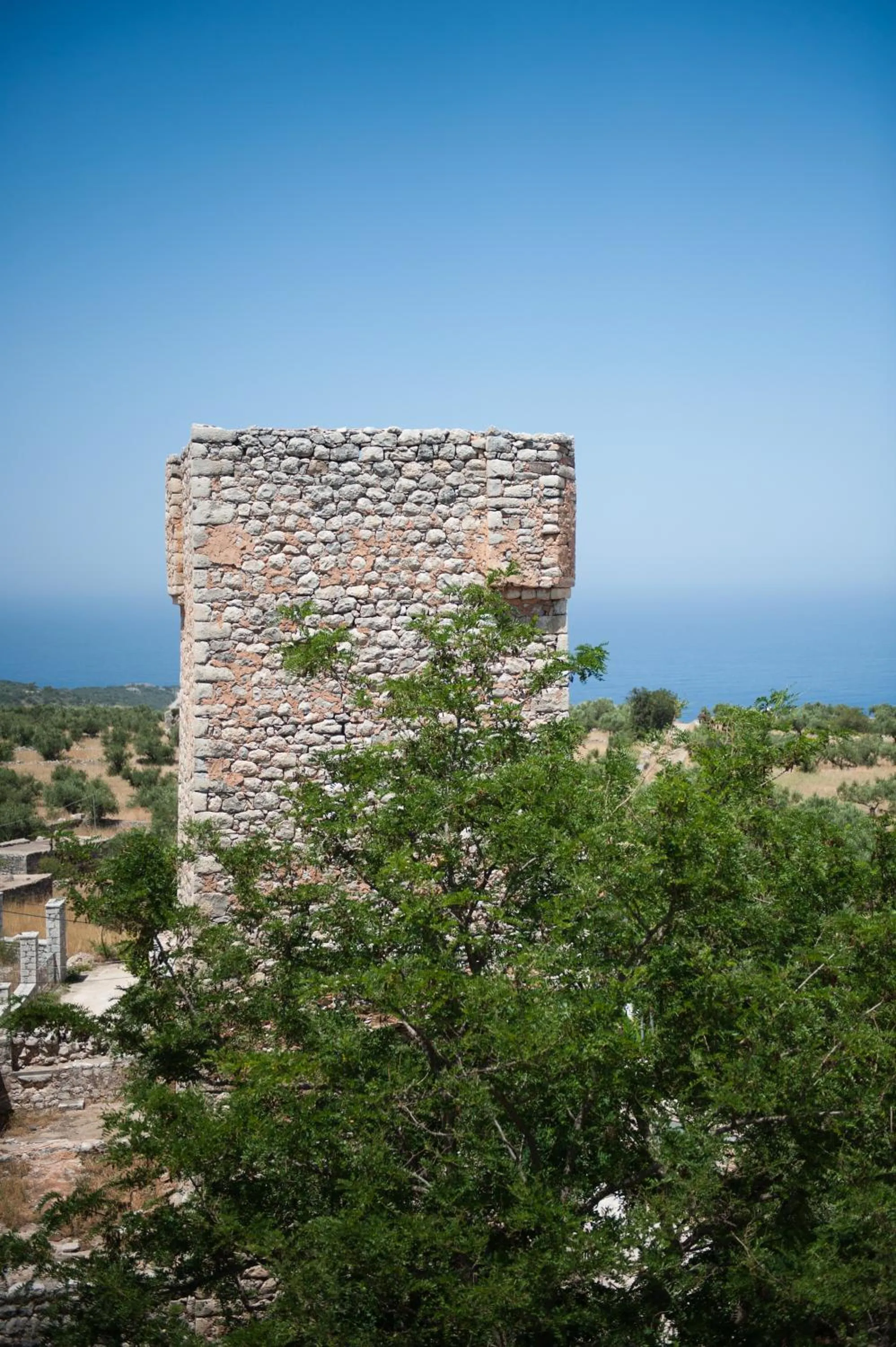 Area and facilities in Arapakis Historic Castle