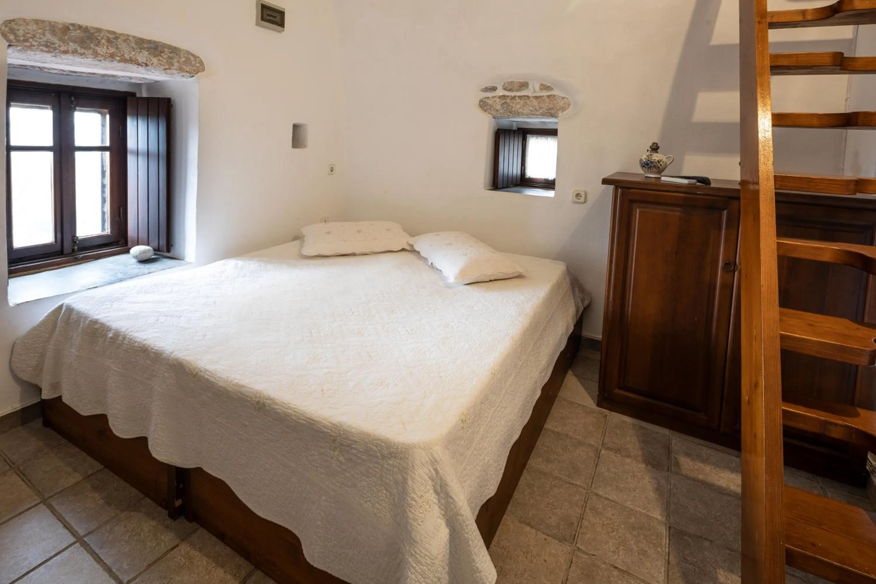 Bedroom, Bed in Arapakis Historic Castle