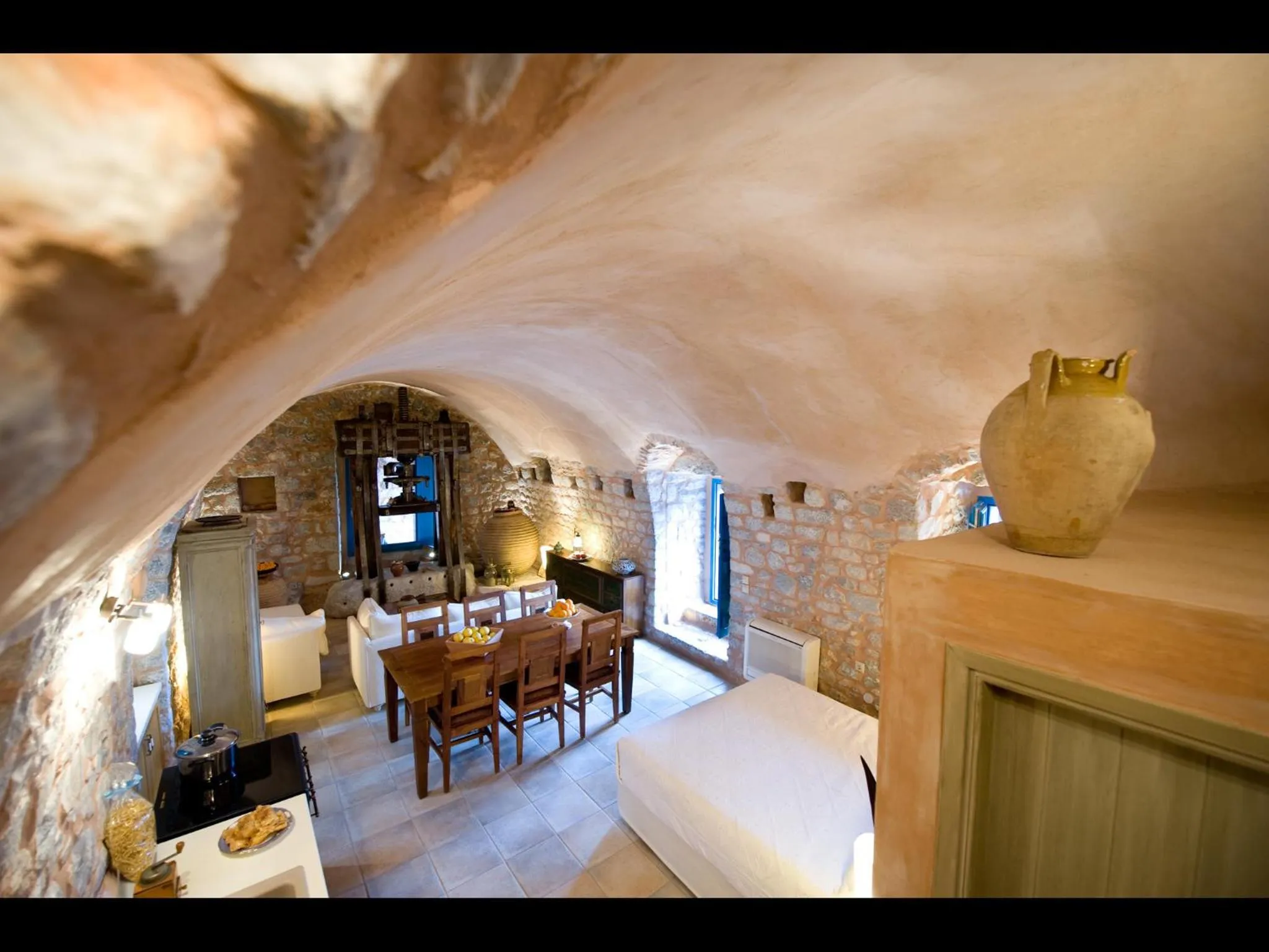 Photo of the whole room, Bed in Arapakis Historic Castle