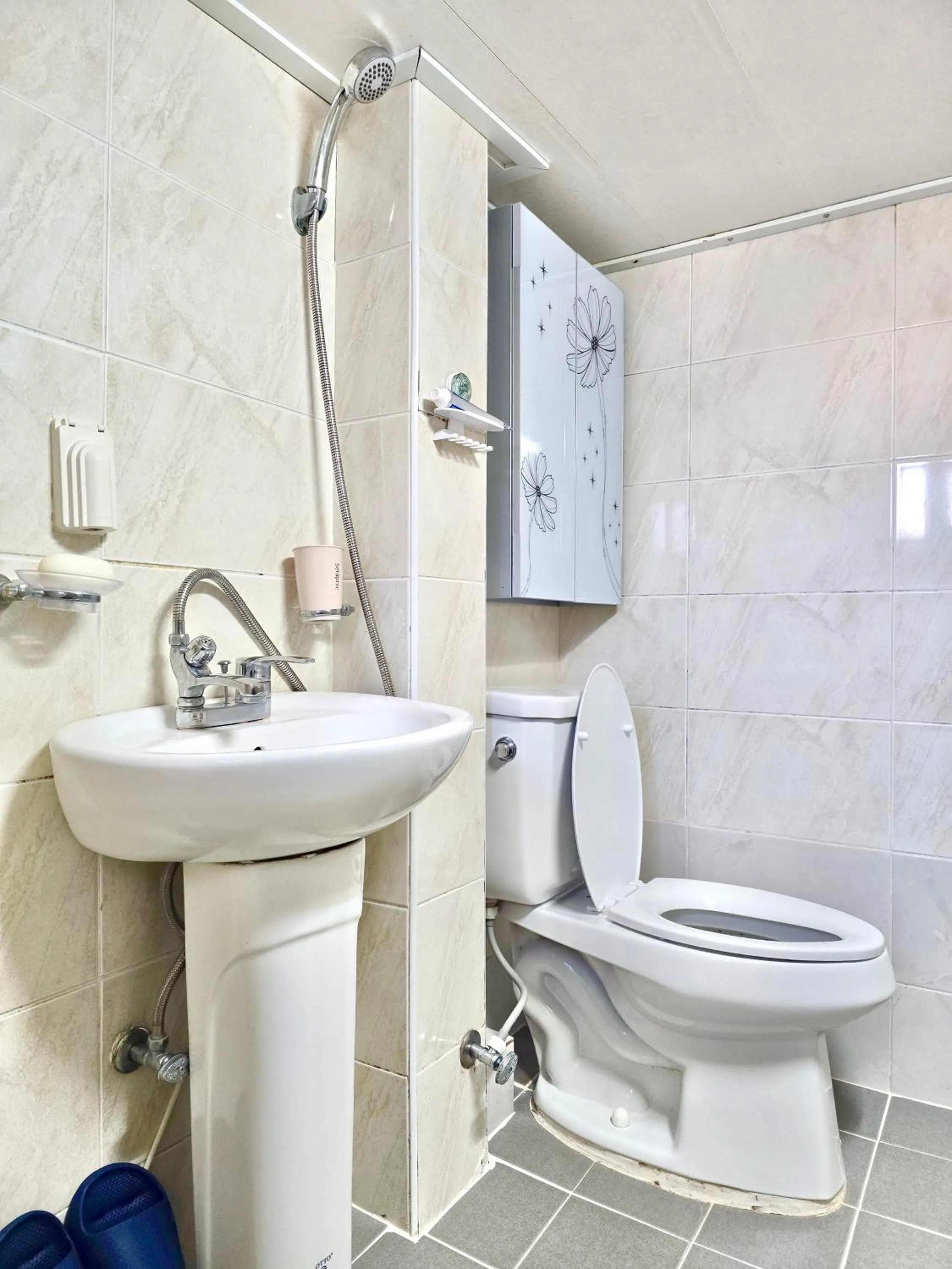 Shower in Happy Garden Guesthouse