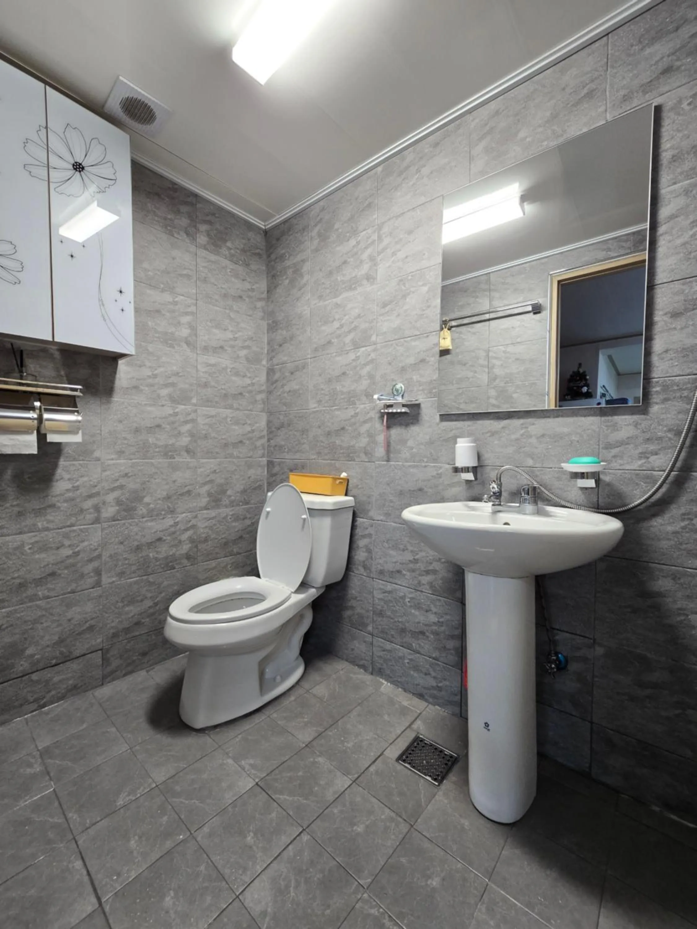 Toilet in Happy Garden Guesthouse
