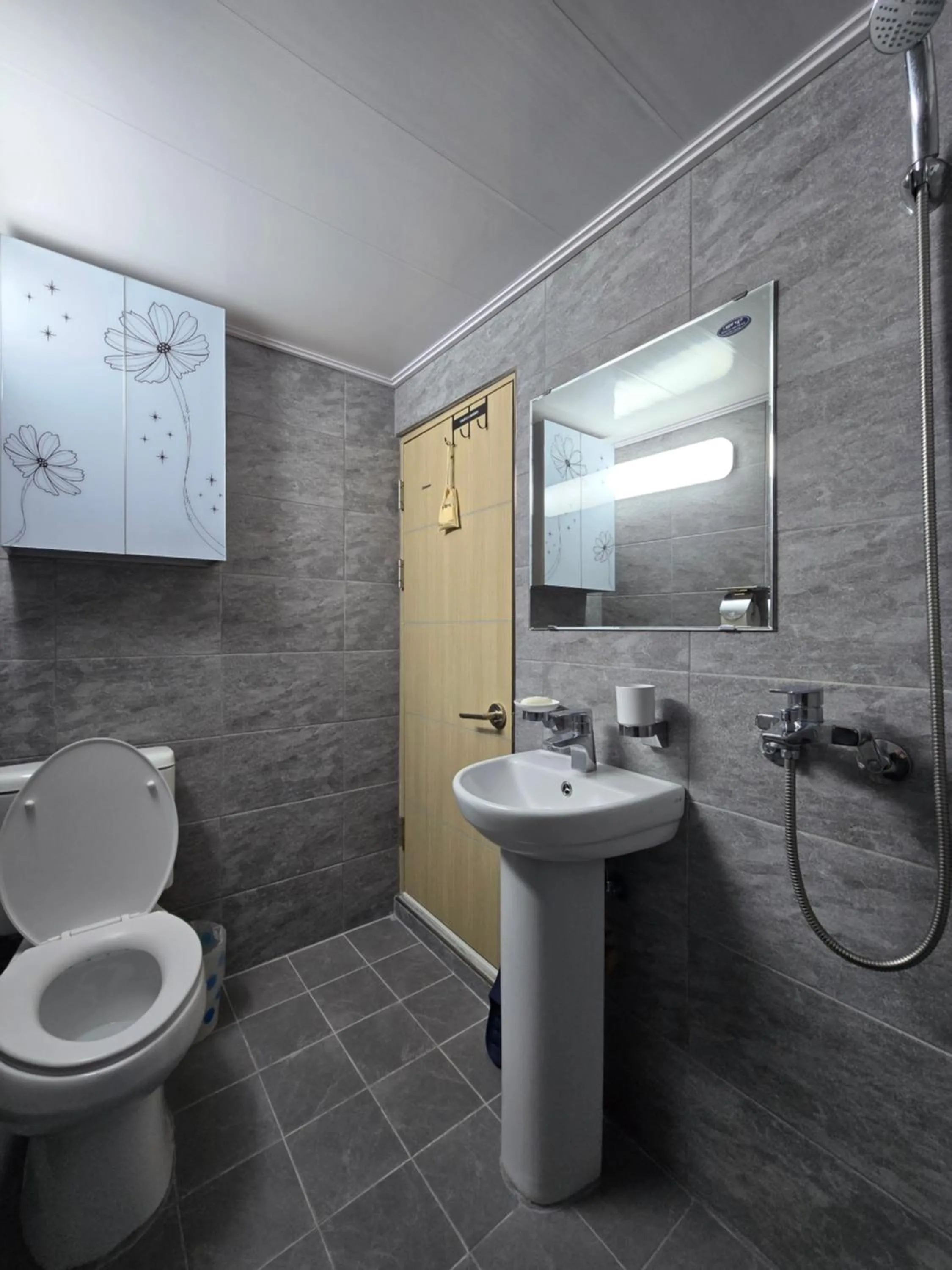 Shower in Happy Garden Guesthouse