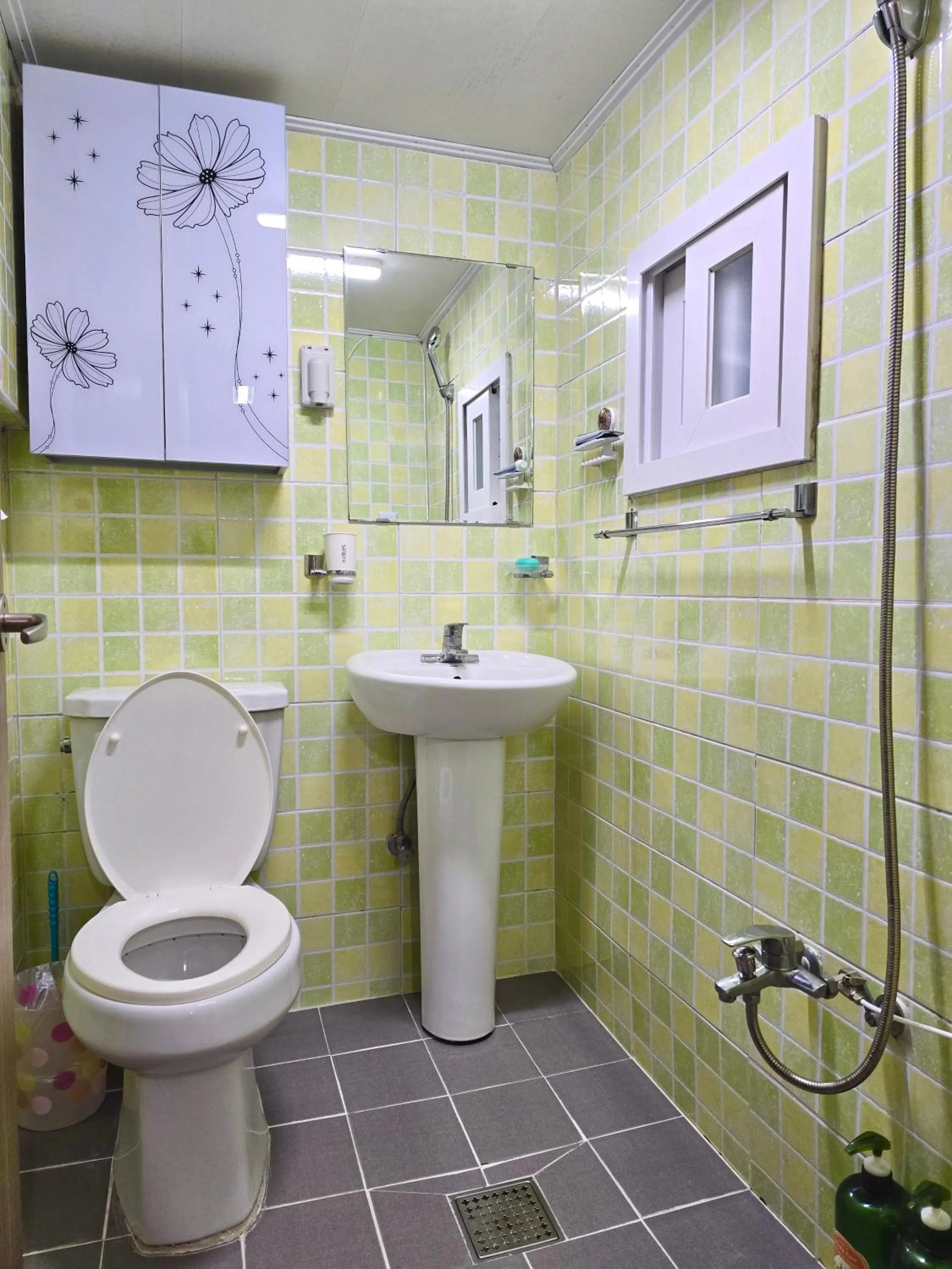 Toilet in Happy Garden Guesthouse