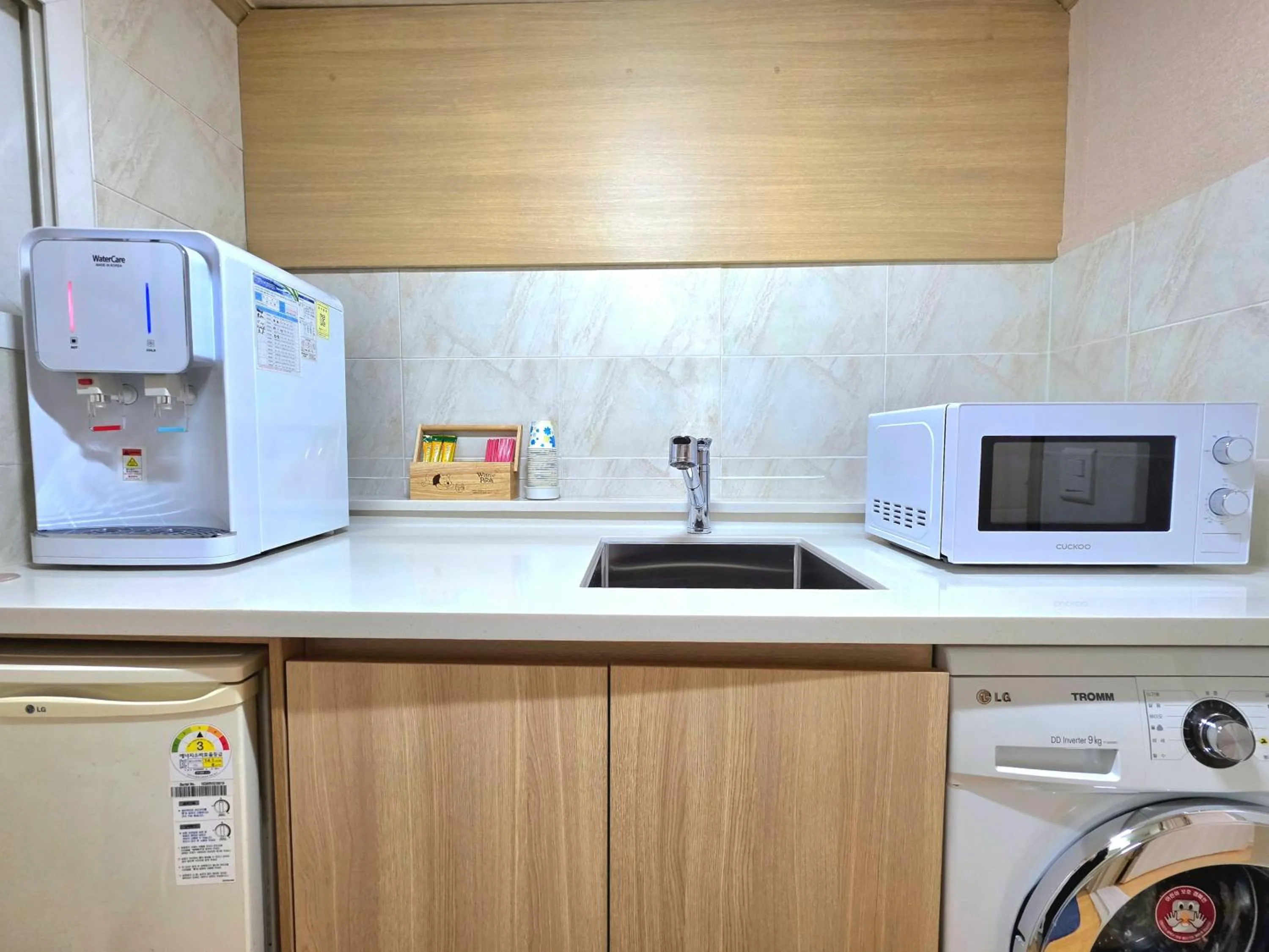microwave in Happy Garden Guesthouse