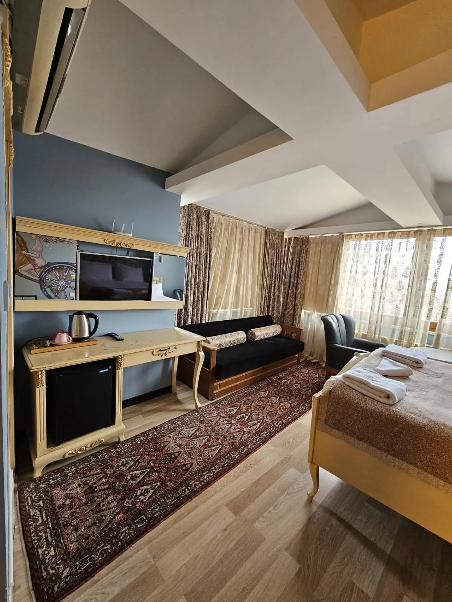 Bed in Optimist Hotel