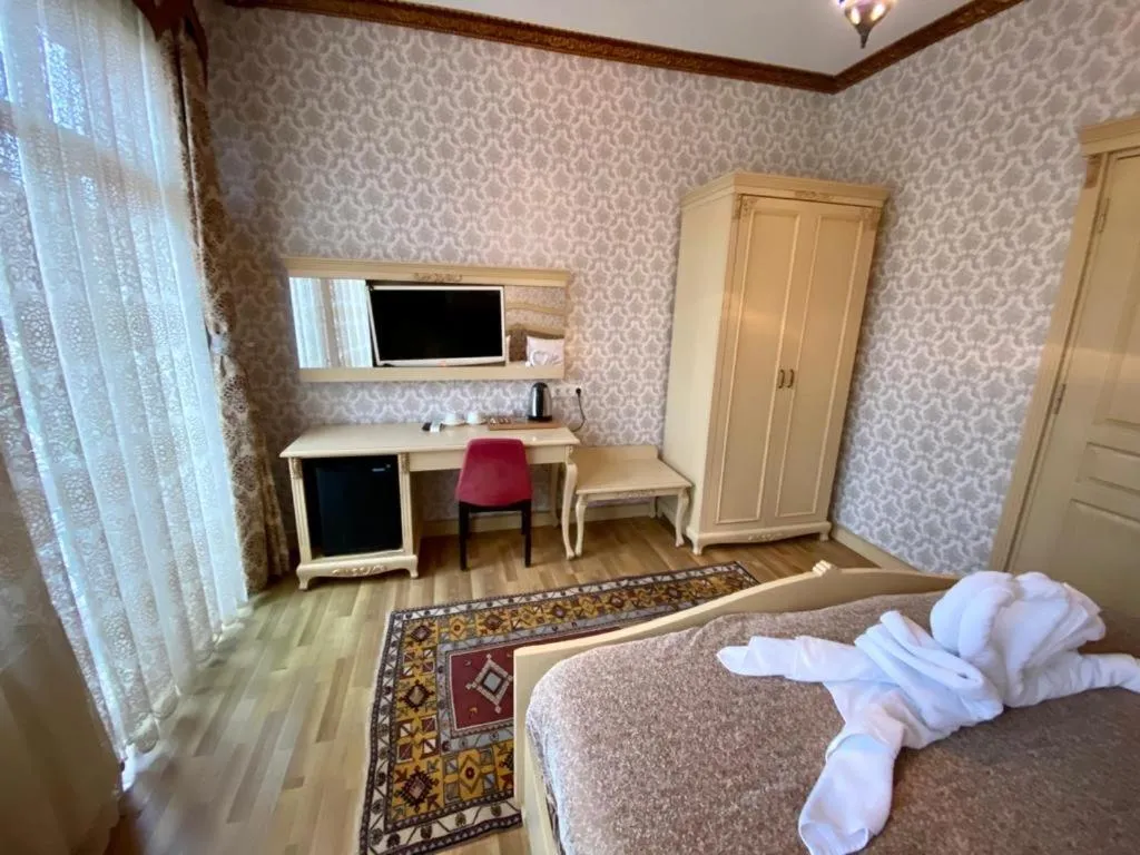 TV and multimedia, Bed in Optimist Hotel