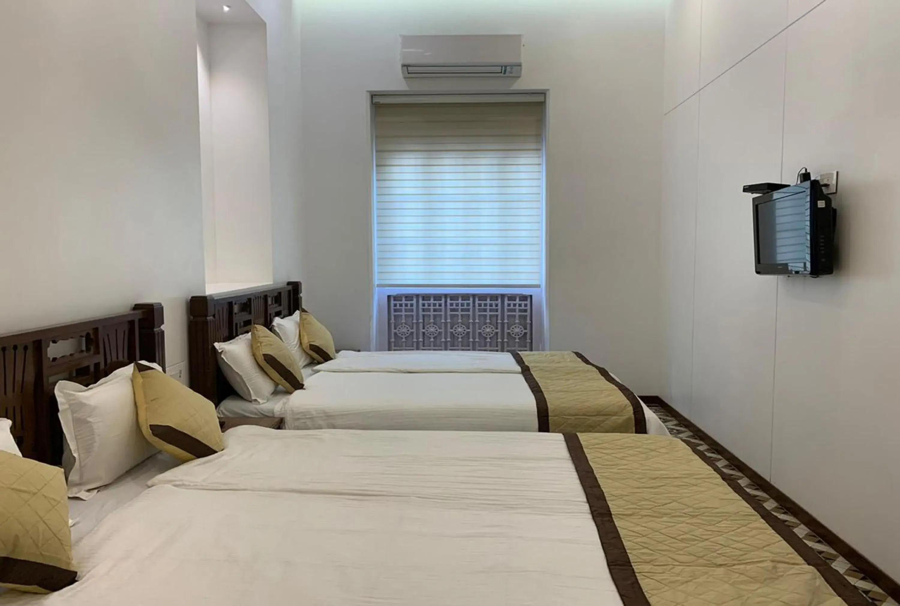 Superior AC Quadruple Room With Shared Bathroom in Carlton Hotel Mumbai - Behind Taj Mahal Palace Colaba Mumbai Superior AC Quadruple Room With Shared Bathroom in Carlton Hotel Mumbai - Behind Taj Mahal Palace Colaba Mumbai