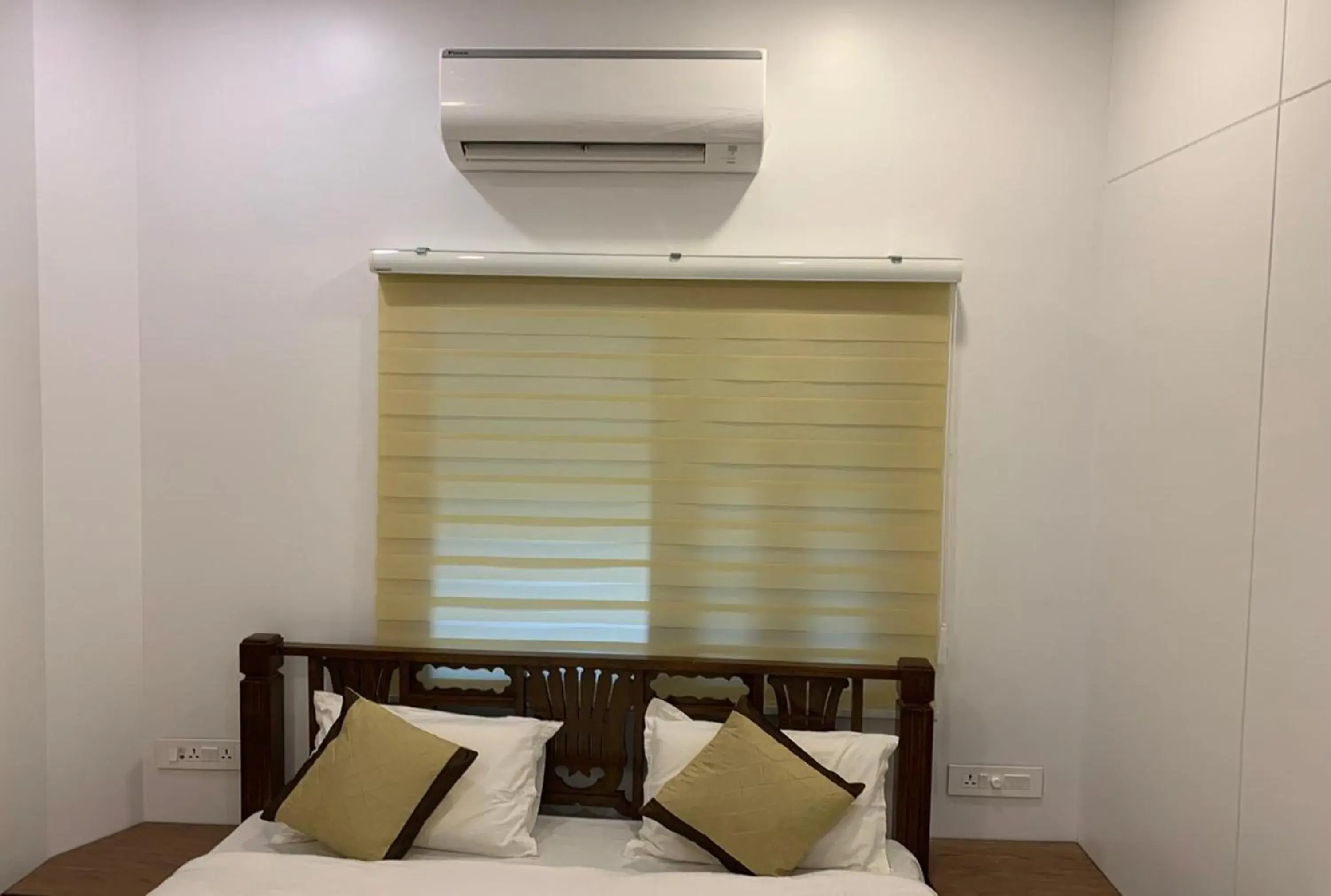 Superior Ac Double Room with Shared bathroom in Carlton Hotel Mumbai - Behind Taj Mahal Palace Colaba Mumbai Superior Ac Double Room with Shared bathroom in Carlton Hotel Mumbai - Behind Taj Mahal Palace Colaba Mumbai