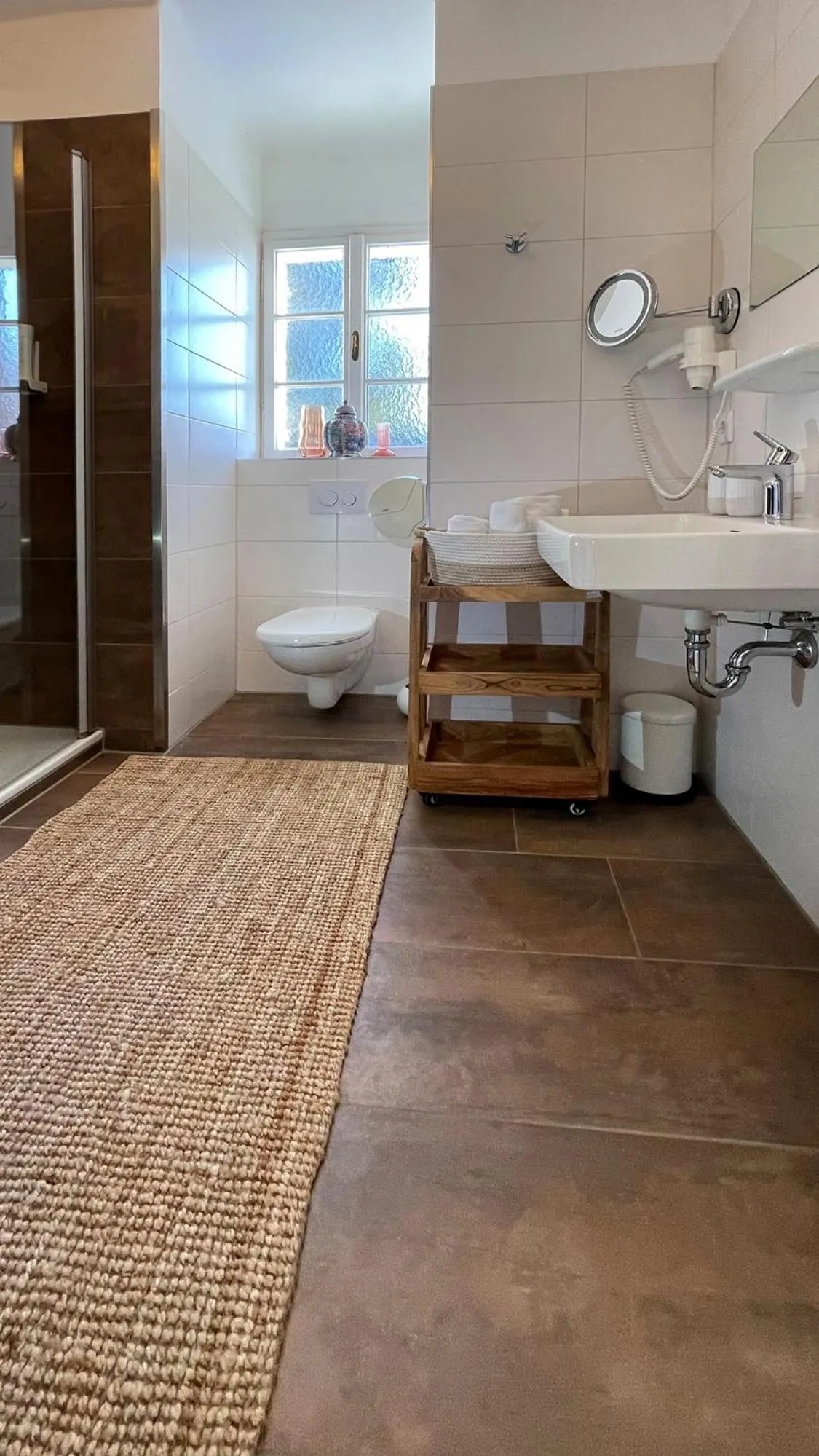 Shower, Bed in Strandhotel Kärntnerhof