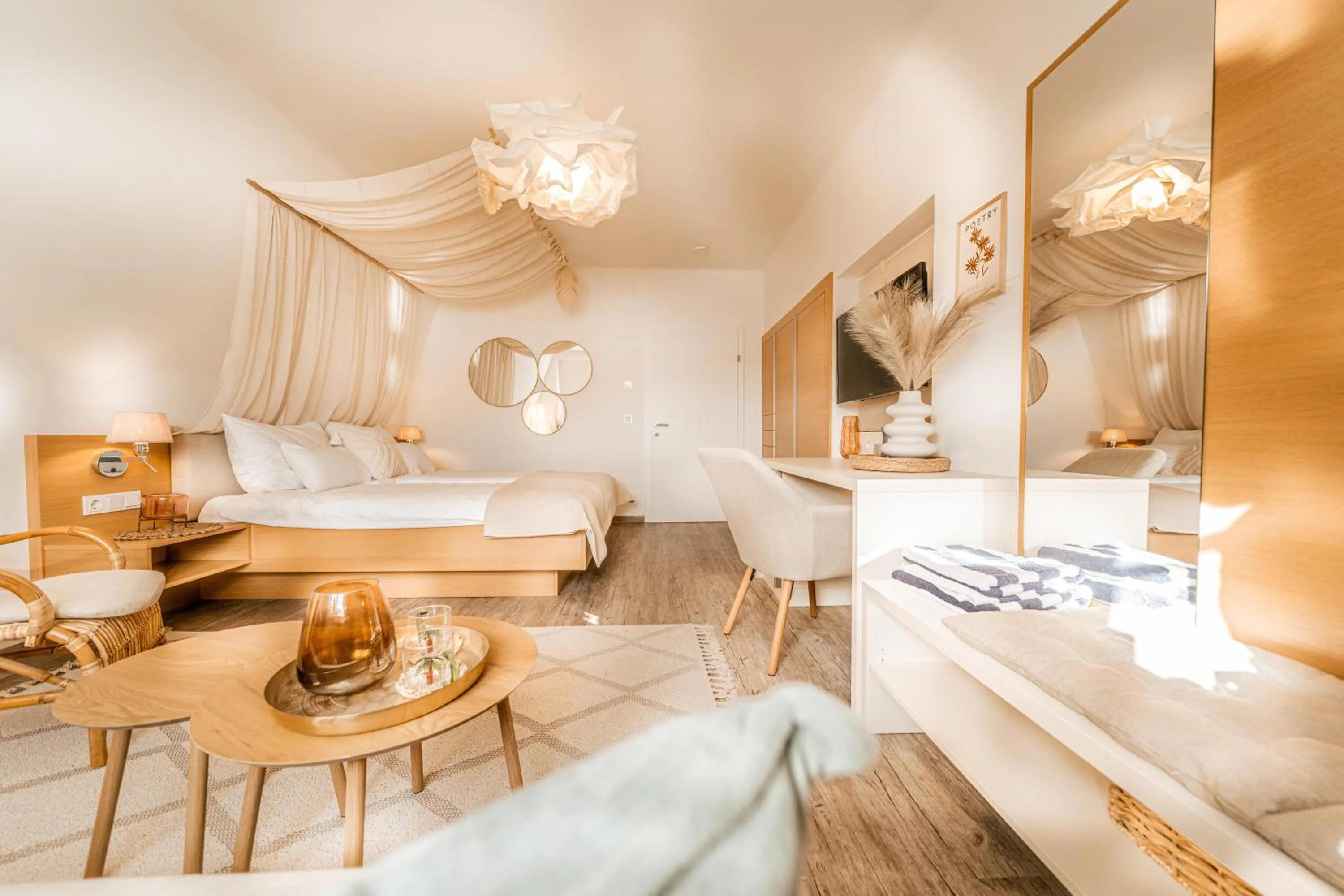 Photo of the whole room, Bed in Strandhotel Kärntnerhof