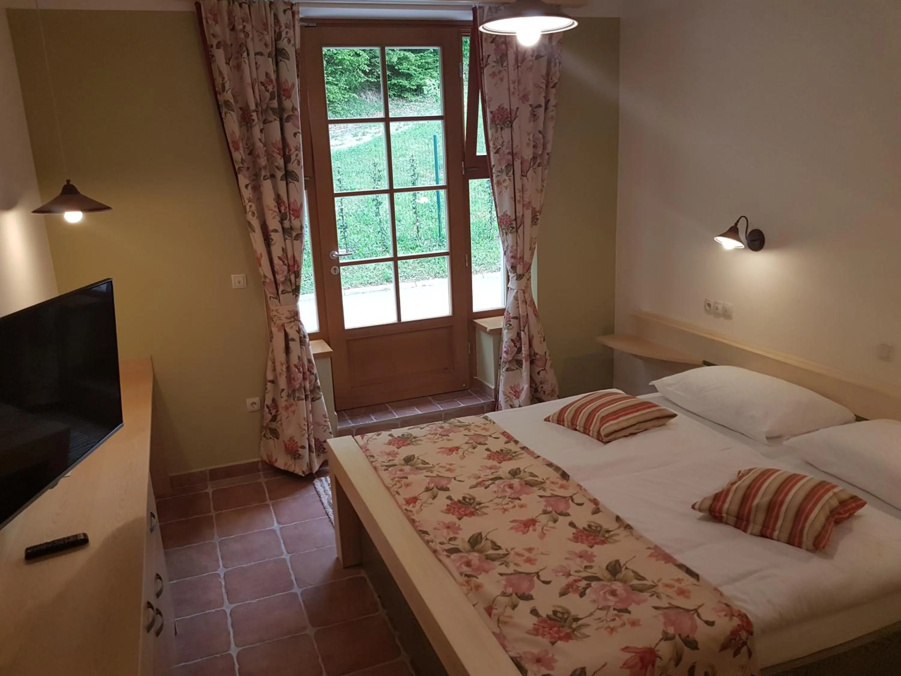 Bedroom, Bed in Natura Amon