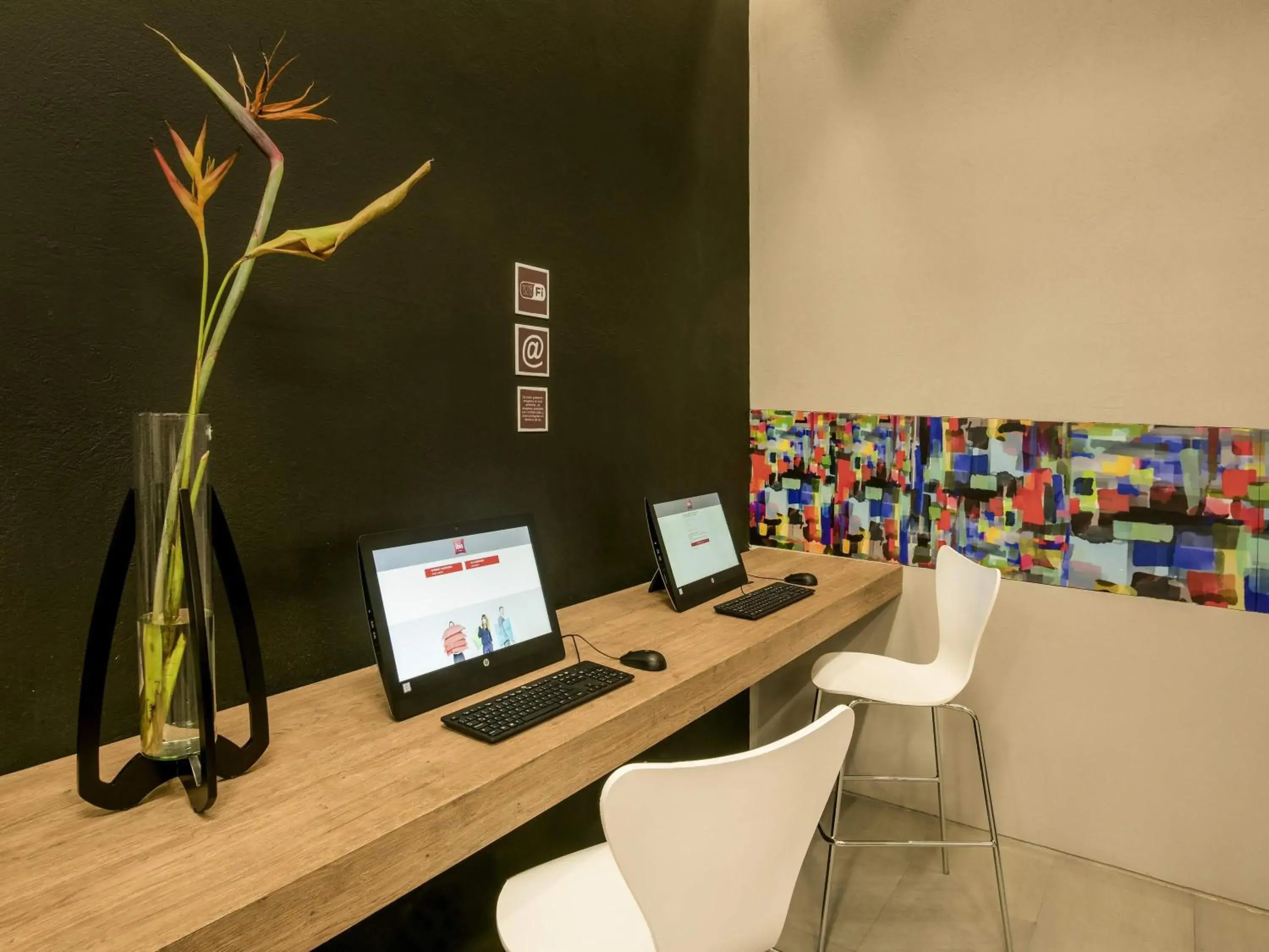 Property building in Hotel Ibis Cali Granada Property building in Hotel Ibis Cali Granada