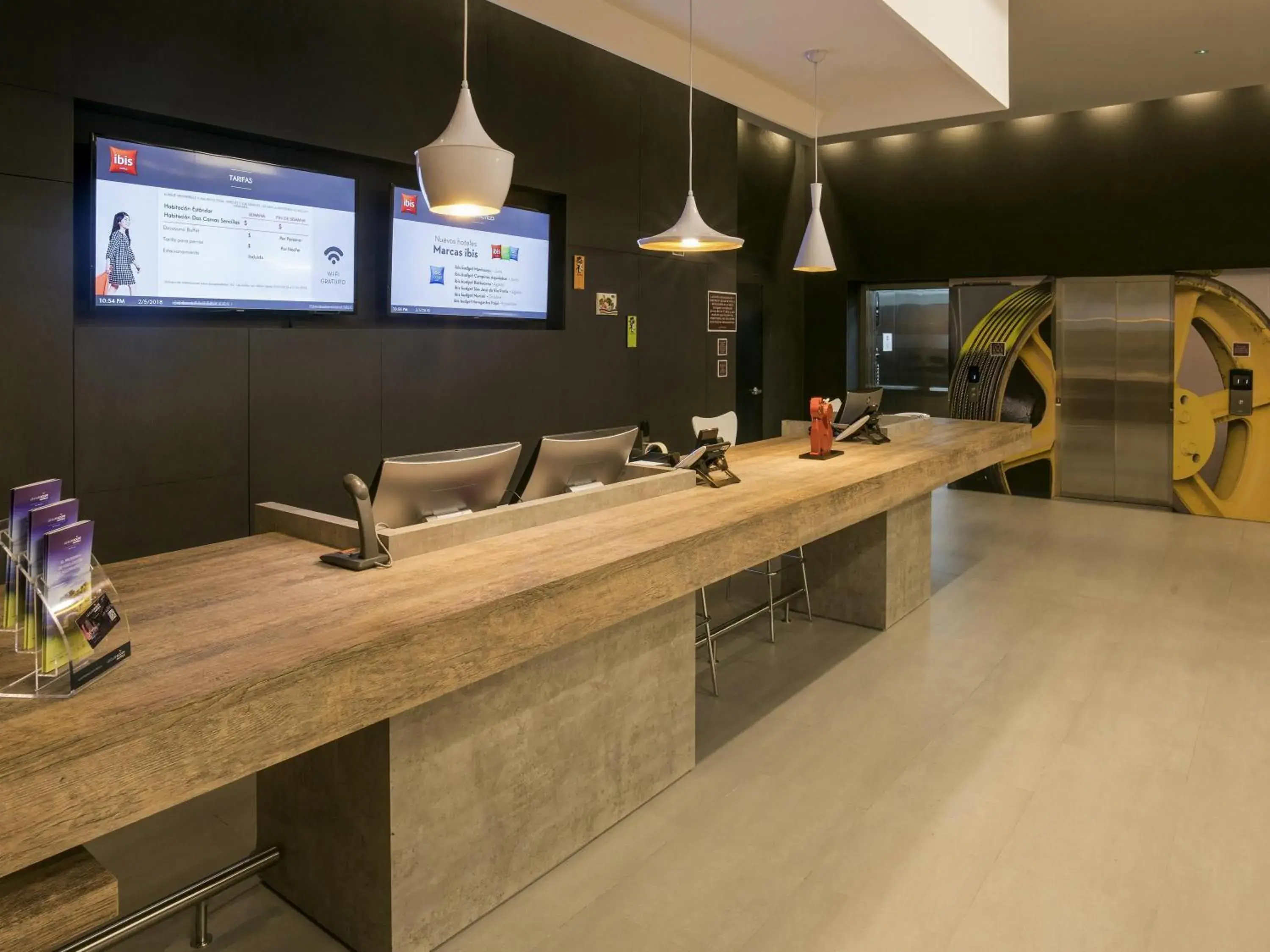 Property building in Hotel Ibis Cali Granada Property building in Hotel Ibis Cali Granada