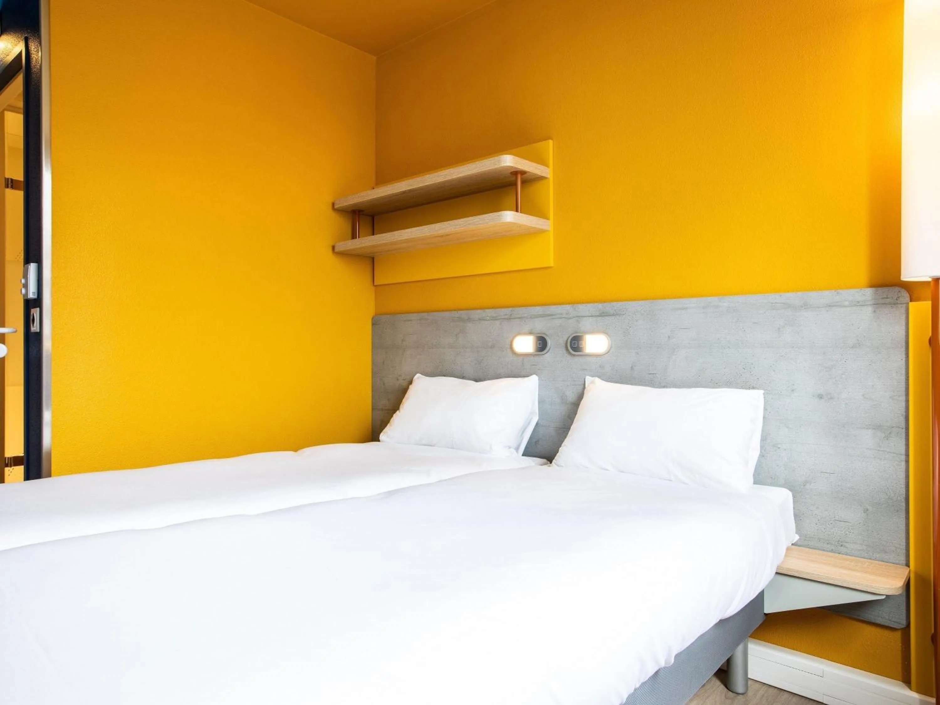Bedroom, Bed in ibis budget Paris Gennevilliers